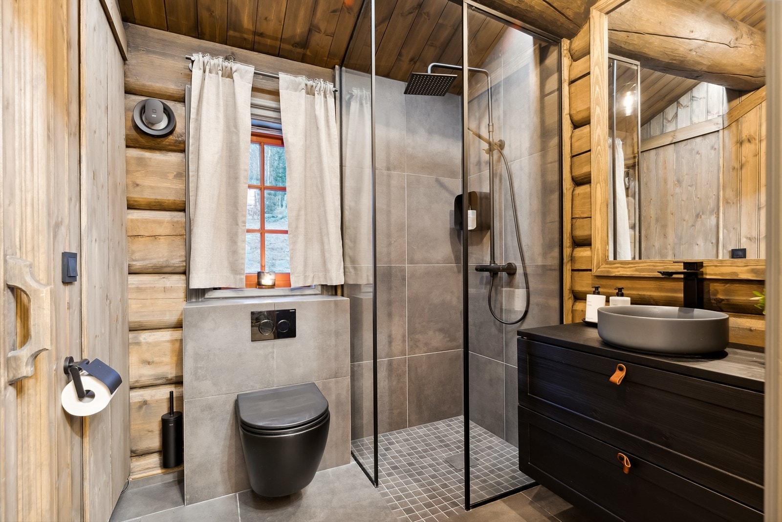 Fritidsboligen har to bad, plassert i hver sin fløy. Begge ble totalrenovert i 2021. Galleribilde