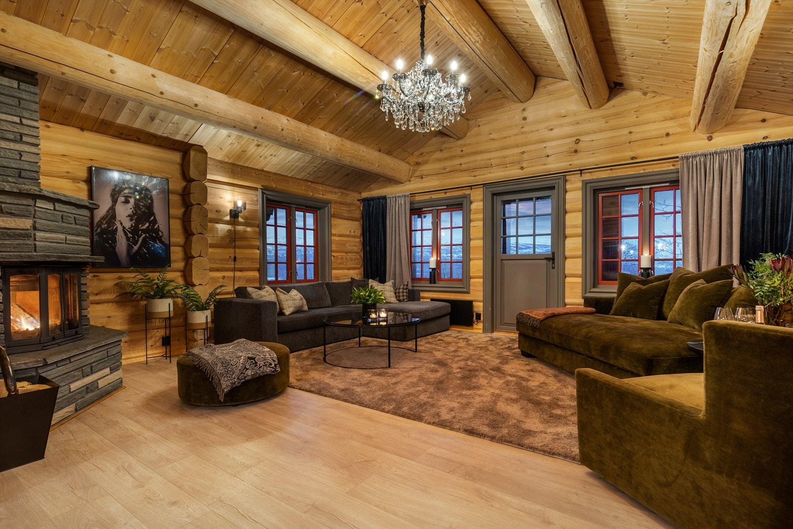 Innvendig er fritidsboligen i senere tid oppgradert med et lyst laminatgulv, som gir lengre levetid og økt slitestyrke. Galleribilde