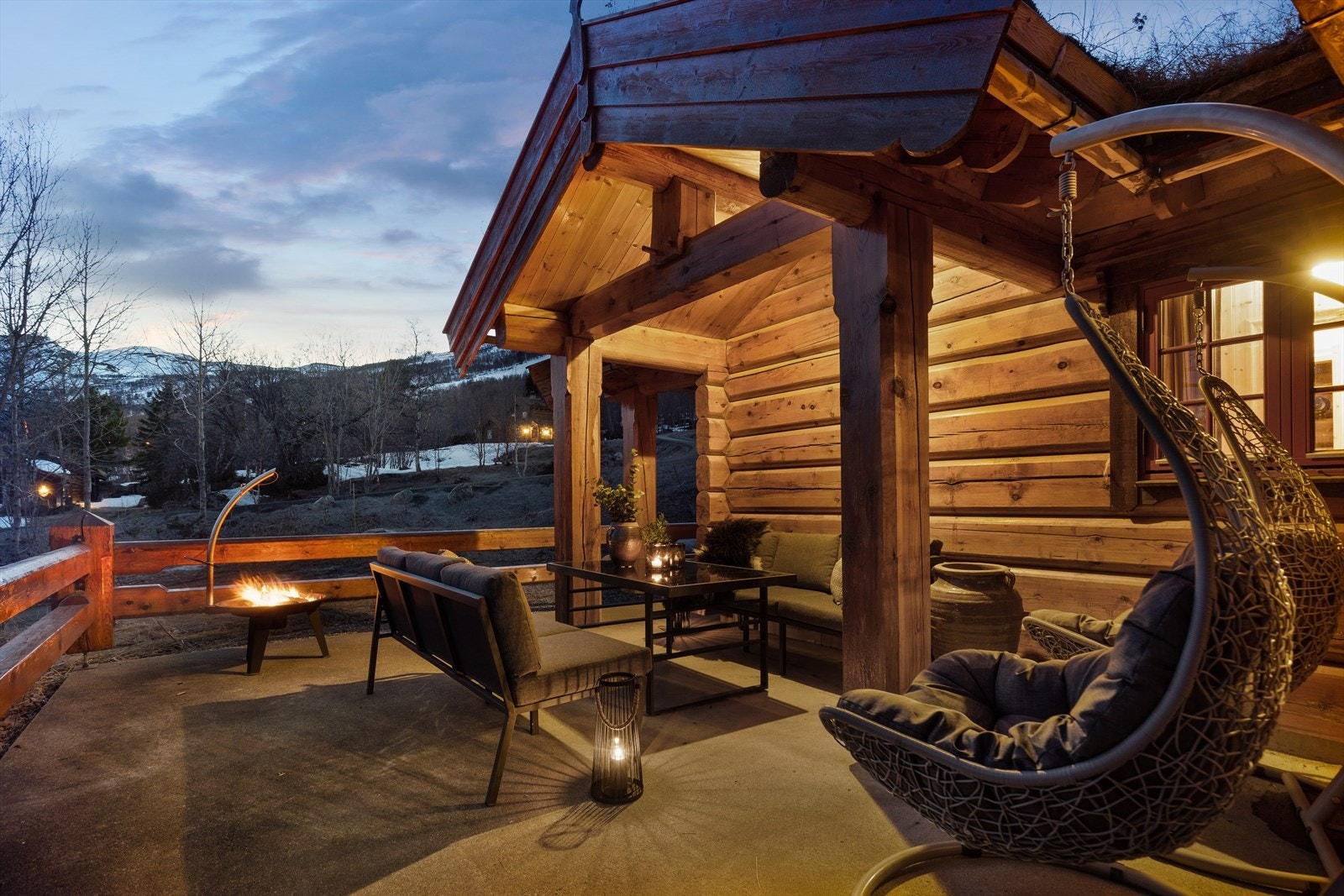 Fritidsboligen har et klassisk fjellhyttepreg med en bærende konstruksjon i solid tømmer, noe som gir både tidløs sjarm og varig kvalitet. Galleribilde