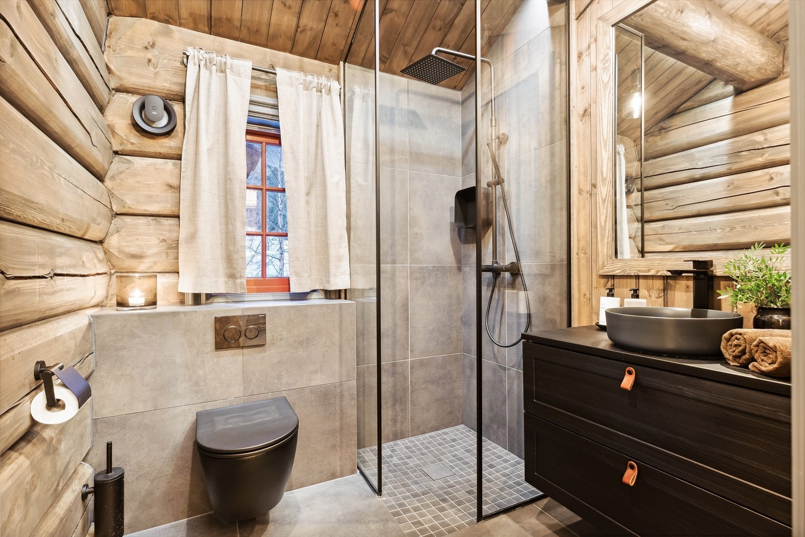 Begge baderommene har fått tilstandsgrad 1 i takstmannens rapport. Galleribilde