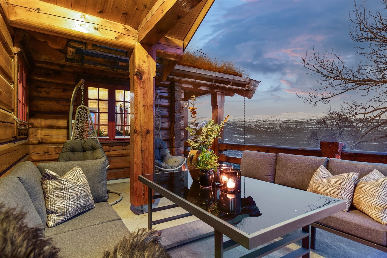 Fritidsboligen ligger fint til i feltet med terrasse vendt mot sør og usjenert utsikt. Her er det gode solforhold gjennom hele dagen. Galleribilde