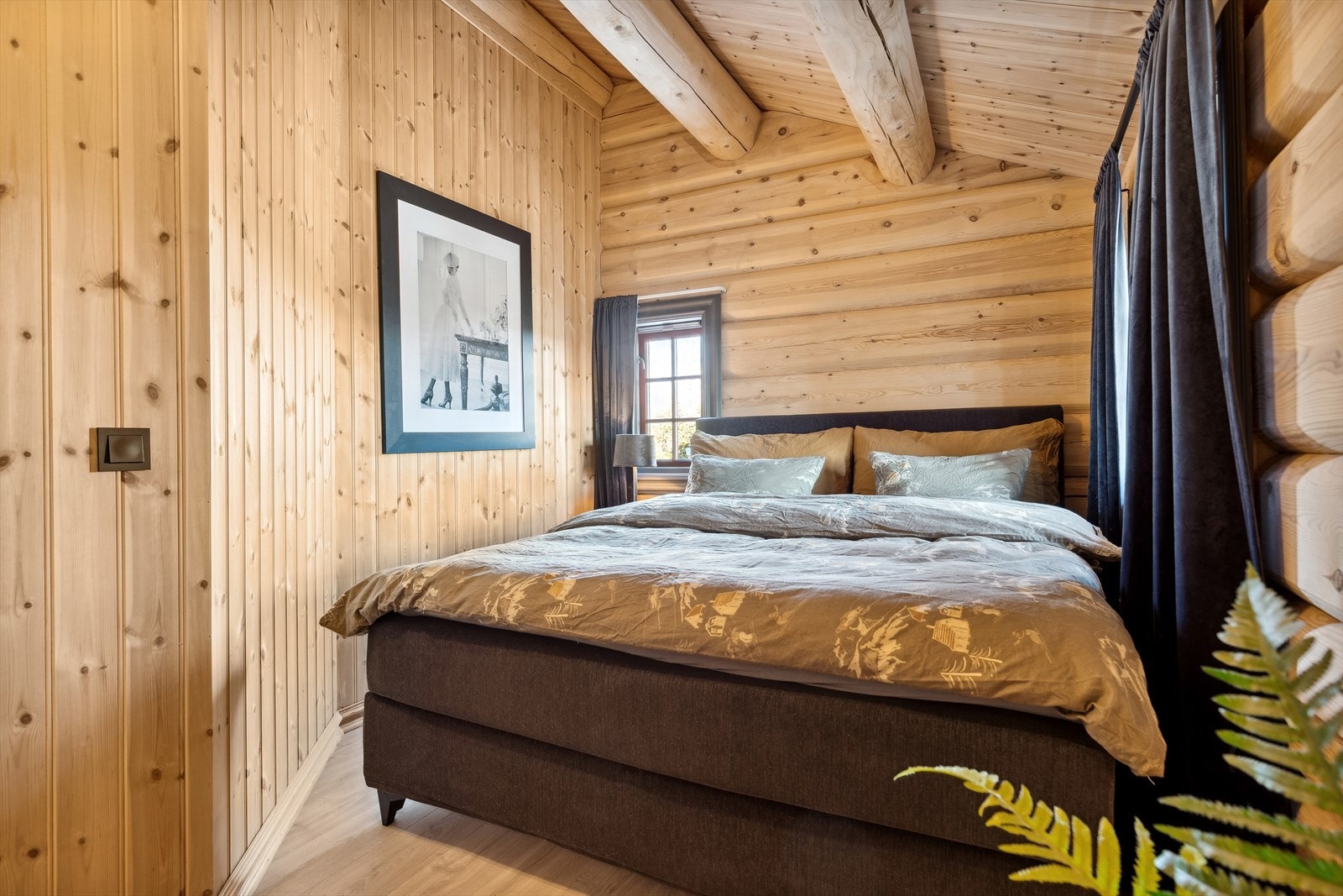 Fritidsboligen har totalt tre soverom. Hovedsoverommet er på 11 m², med god plass til både dobbeltseng og oppbevaring. Galleribilde