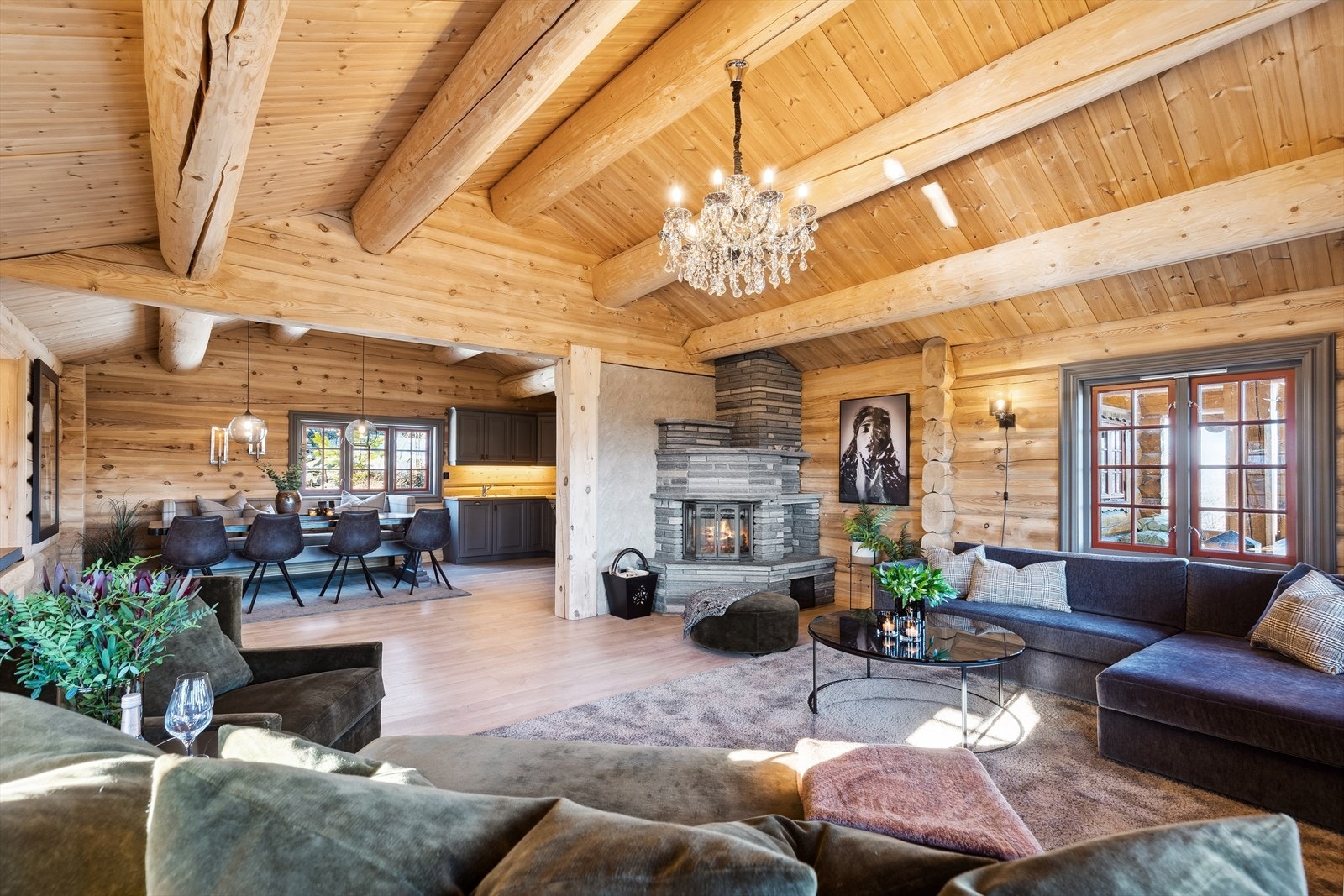 Fritidsboligen byr på en rekke kvaliteter, blant annet tre soverom, to bad, sørvendt terrasse med gode sol- og utsiktsforhold, samt nærhet til slalombakken. Galleribilde