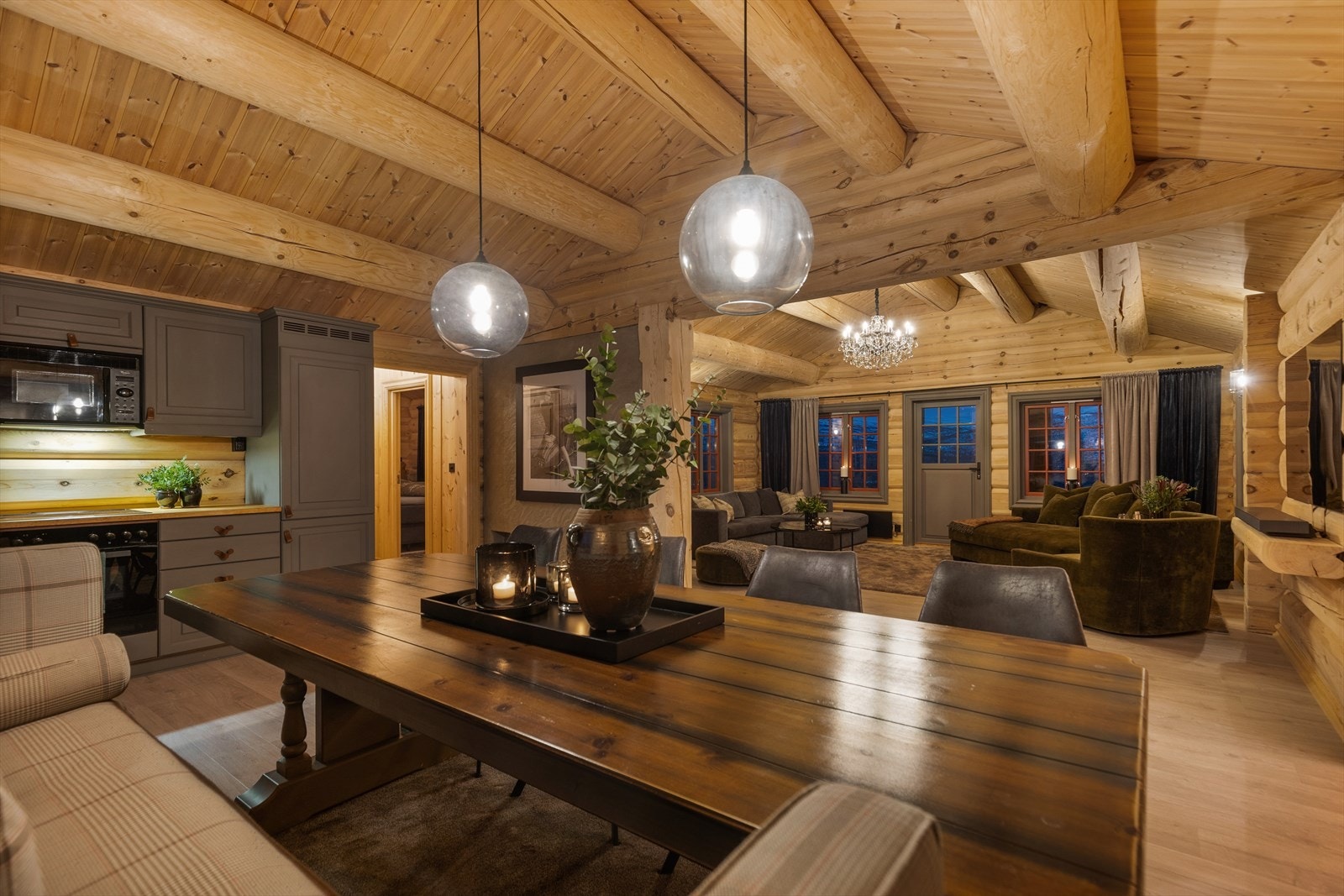 Fritidsboligen har et tidløst og stilrent kjøkken med integrerte hvitevarer. Kjøkkenet har fått tilstandsgrad 1 i takstmannens rapport. Galleribilde