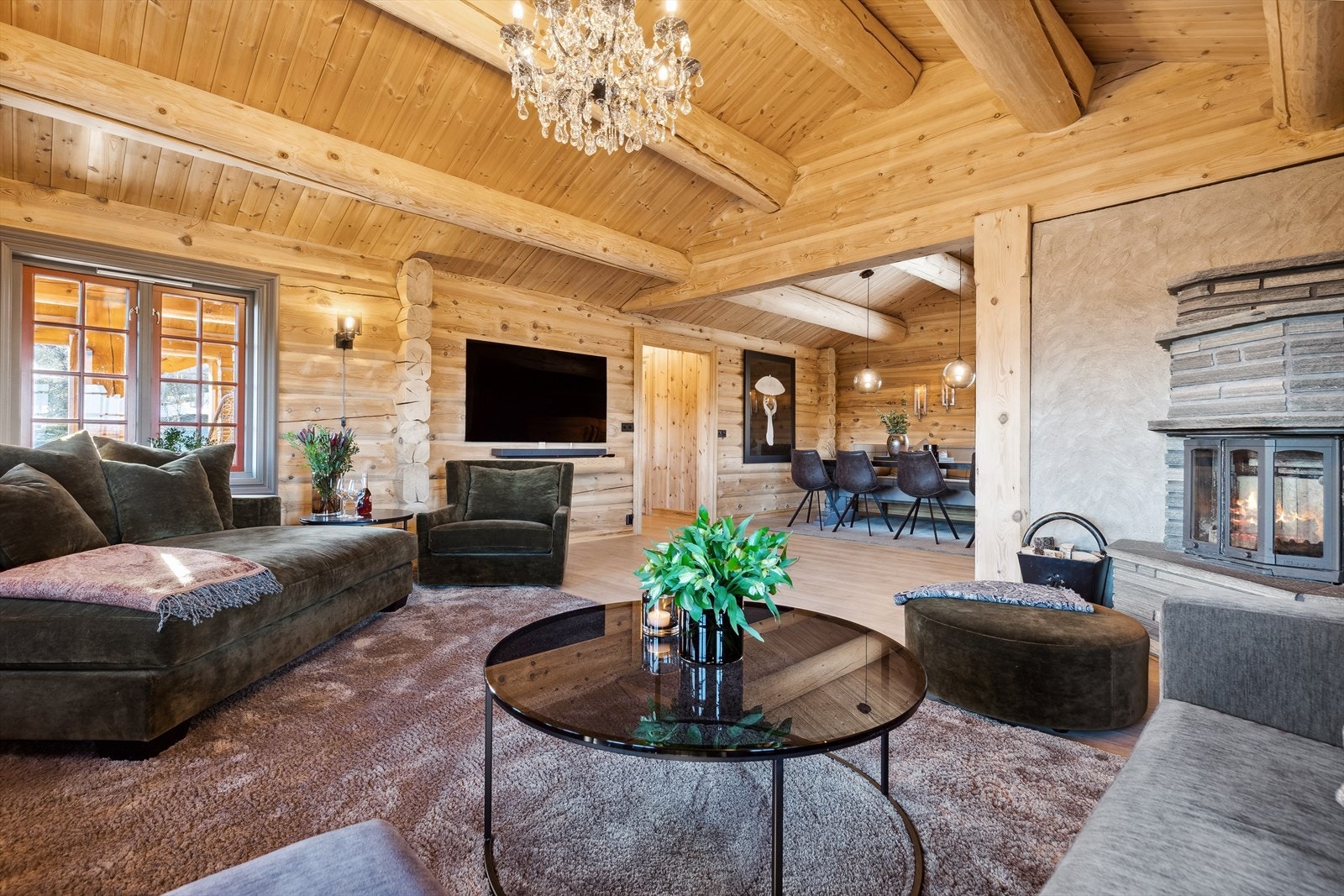 Fritidsboligen oppvarmes med elektrisitet og vedfyring. I allrommet er det installert en flott skiferpeisovn som gir et helhetlig inntrykk. Galleribilde