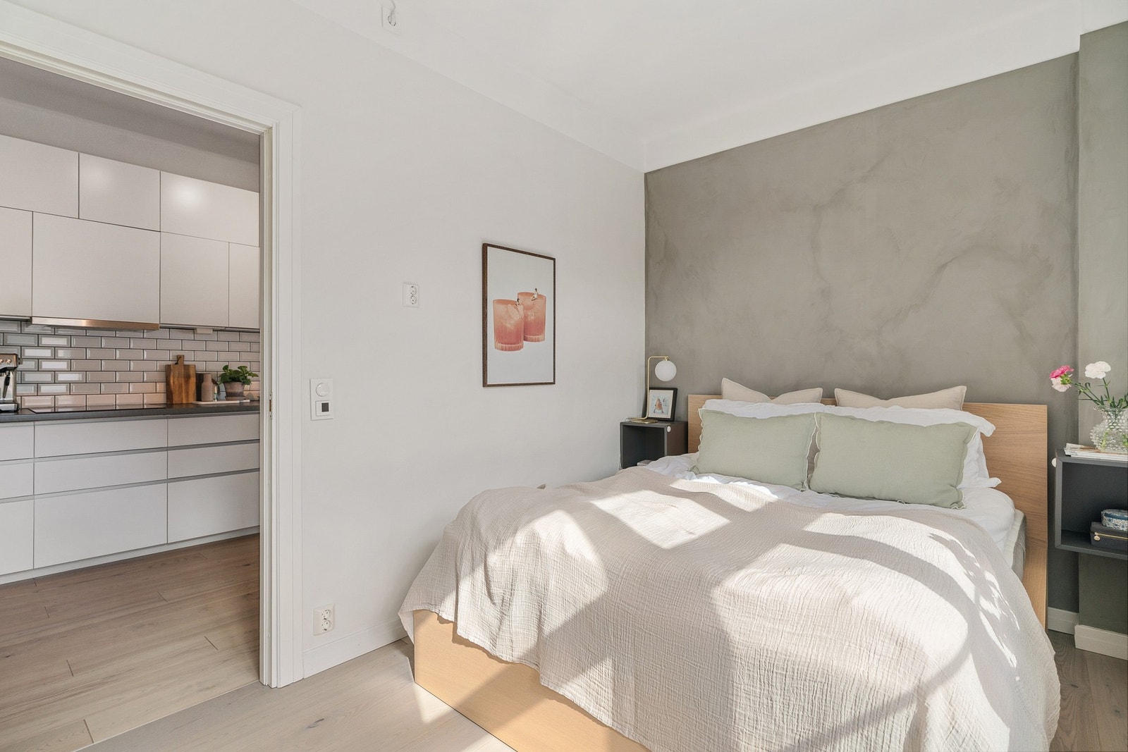 Soverommet er av god størrelse med plass til dobbeltseng og nattbord. Galleribilde