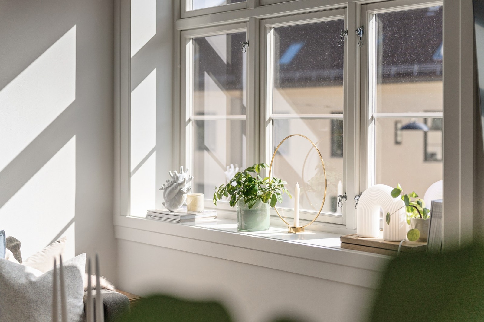 Nyere klassiske vinduer fra 2013 med brede karmer. Galleribilde