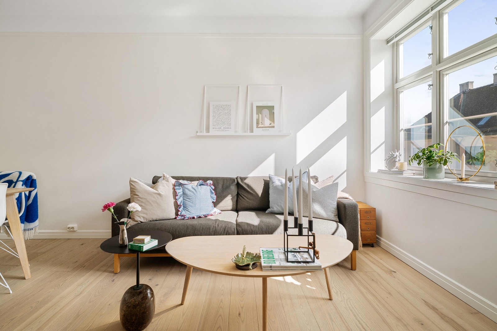 I stuen er det god plass til både sofagruppe med tilhørende møblement og spisebordsgruppe. Galleribilde