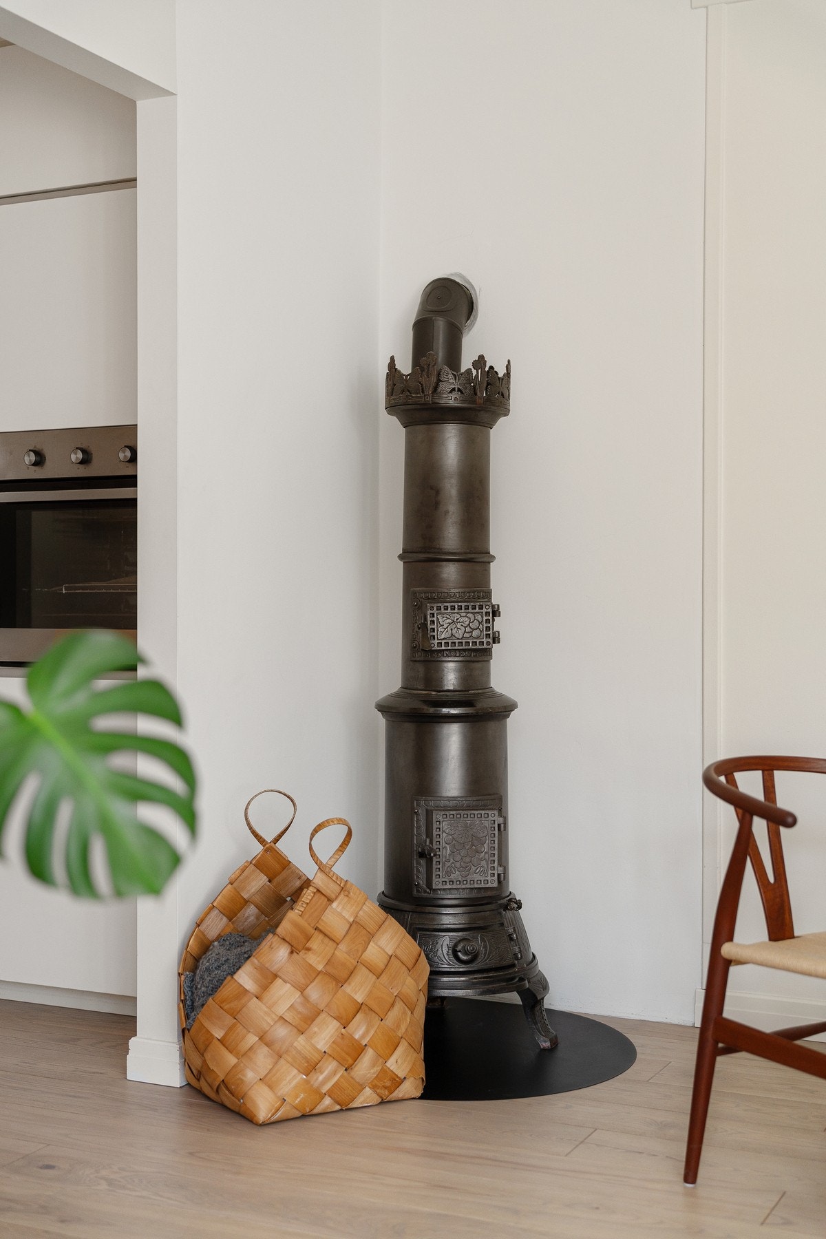 Sjarmerende smijernsovn som gir godt med varme på kalde vinterdager. Borettslaget har rehabilitert pipeløpet. Galleribilde