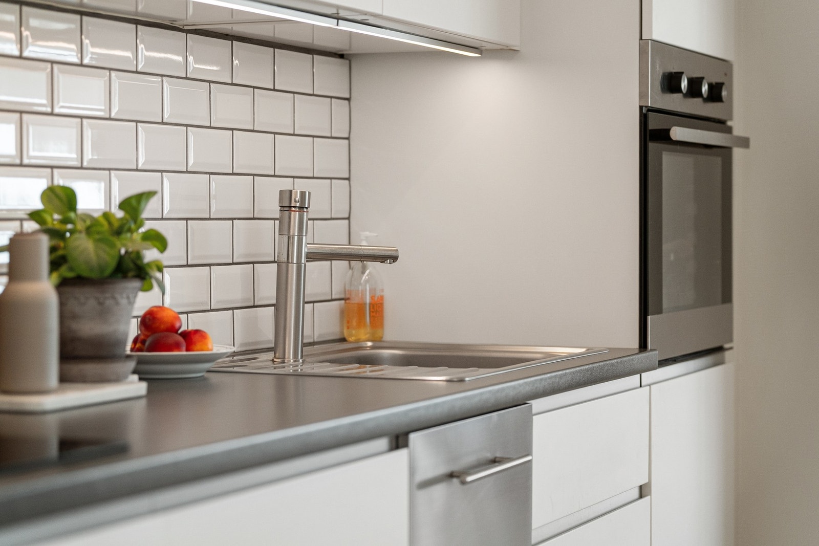 Fasettslipte fliser mellom over- og underskap. Galleribilde