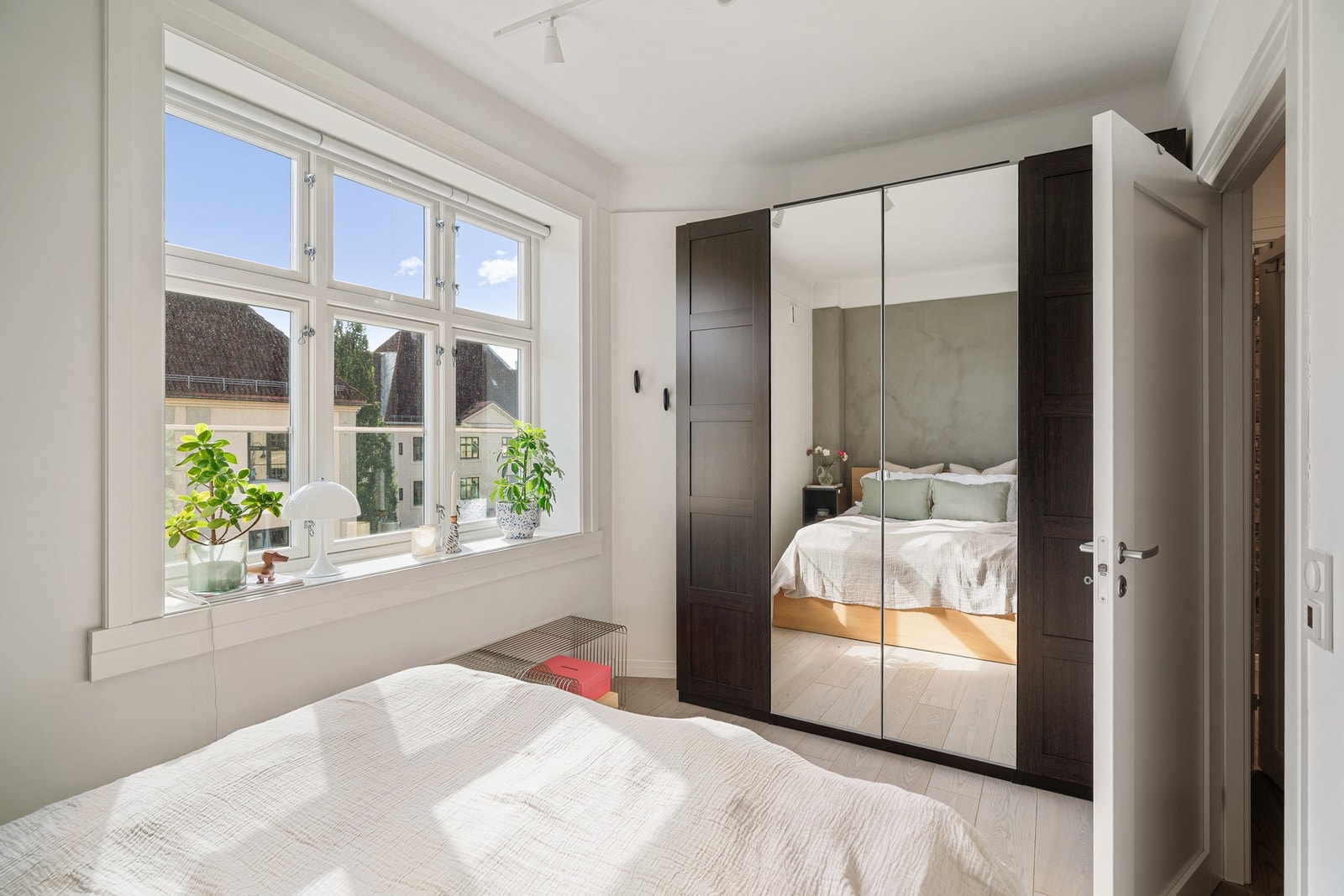 Stor garderobeskapsrekke sørger for gode oppbevaringsmuligheter. Galleribilde