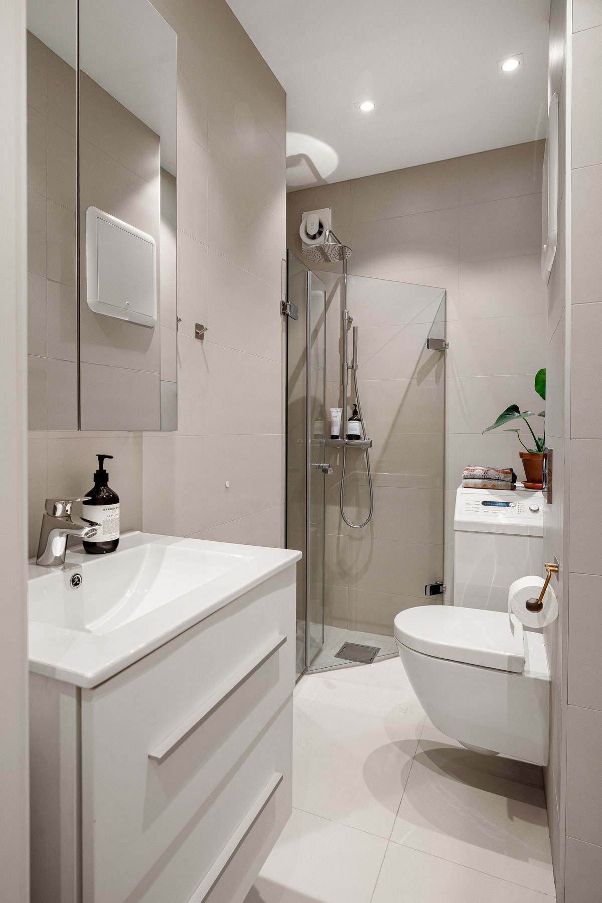 Det er opplegg for vaskemaskin. Borettsalget har også fellesvaskeri. Galleribilde