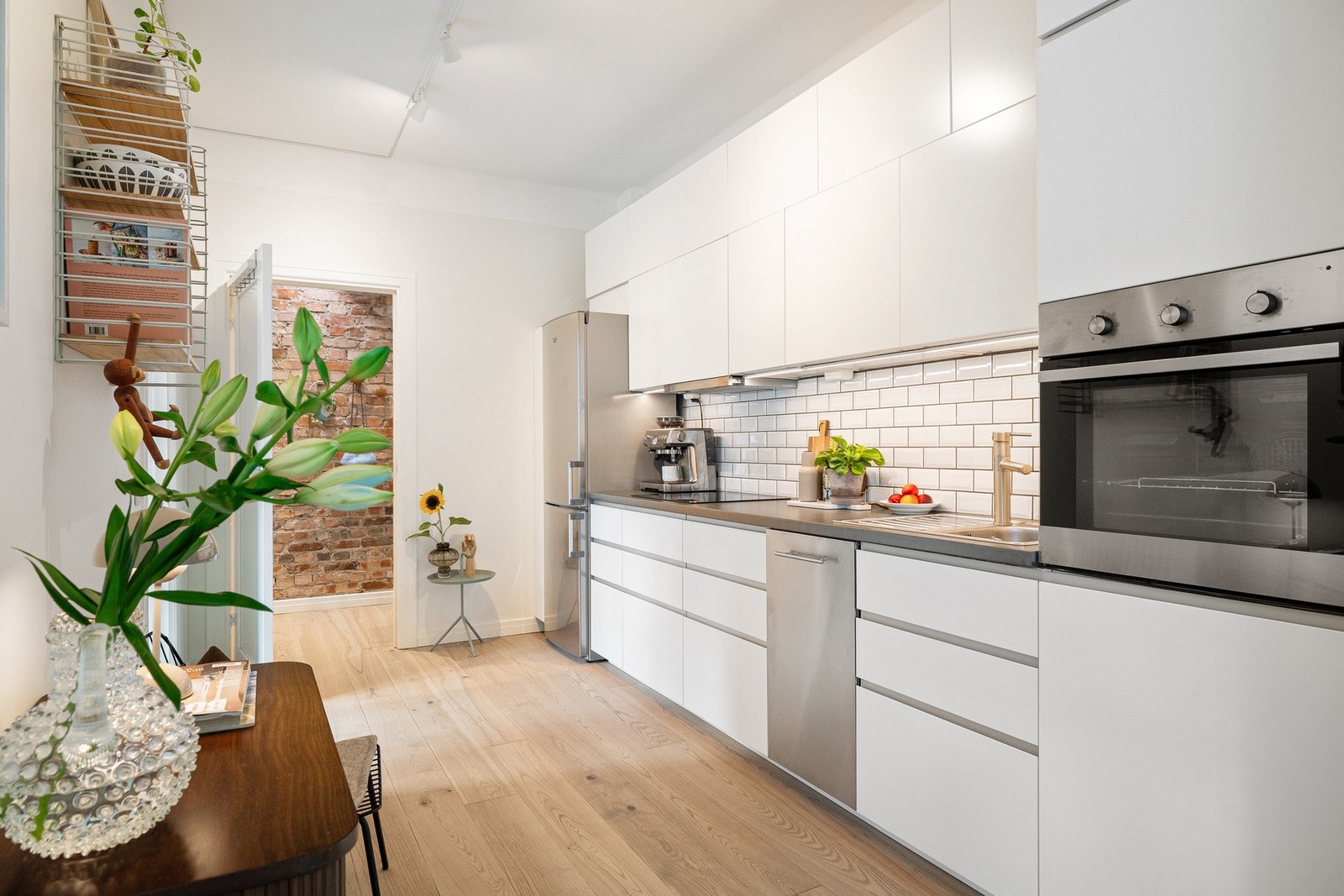 Om ønskelig, er det også plass til liten spiseplass eller ytterligere oppbevaringsløninger i kjøkkensonen. Galleribilde