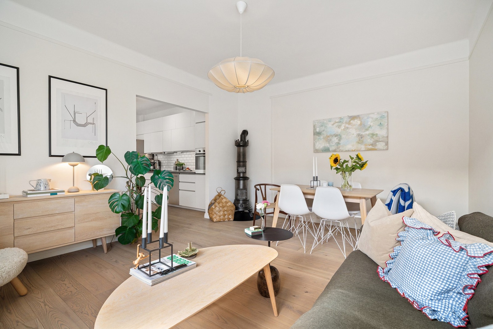 Videre har boligen en attraktiv beliggenhet på Torshov, i populære Frankrikegården. La oss videre ta en titt i gårdsrommet. Galleribilde