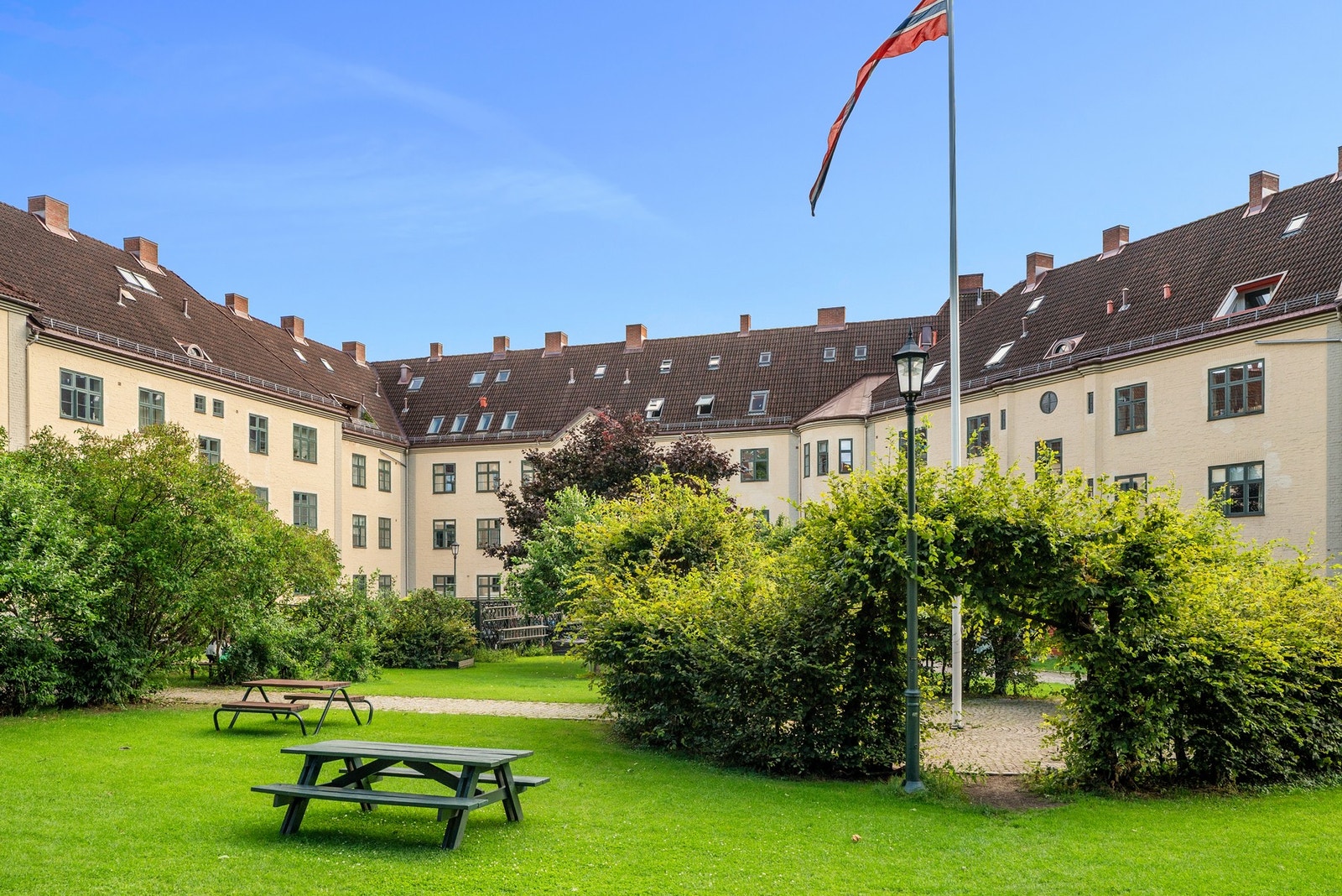 En oase i byen. Svært pent opparbeidet felleshage med blant annet eple-, plomme og kirsebærtrær. Galleribilde