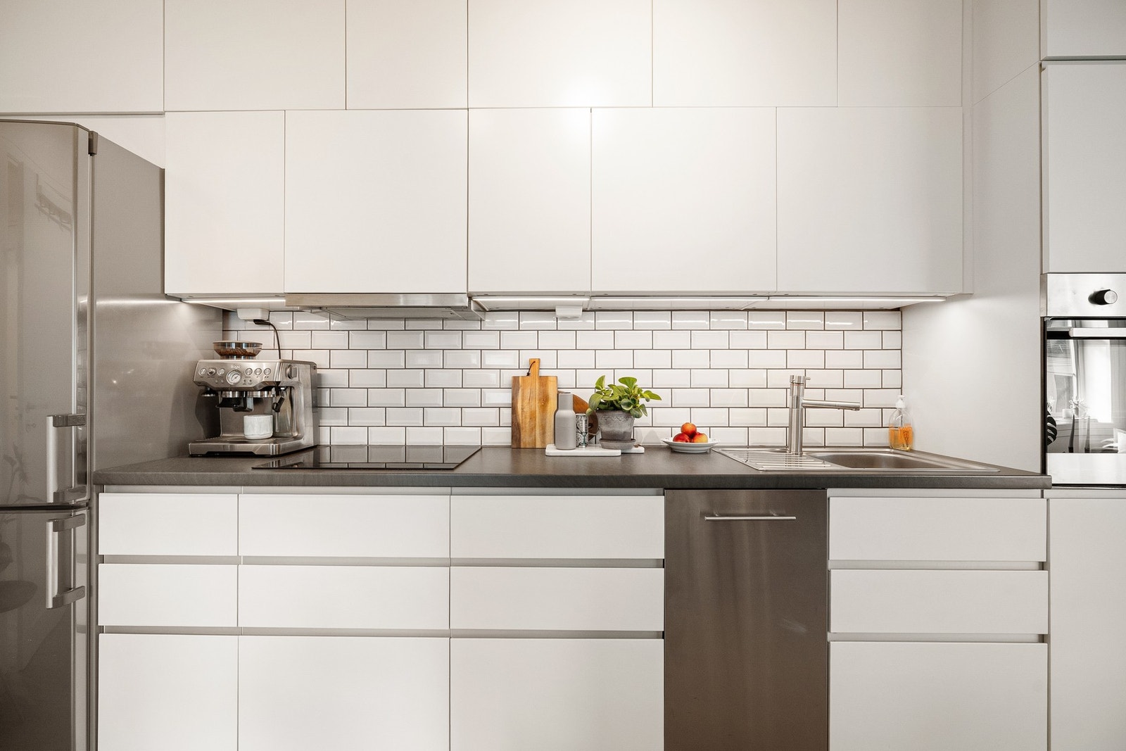 Integrerte hvitevarer er pålatetopp, stekeovn og nisje for smal oppvaskmaskin og kjøl/frys. Galleribilde