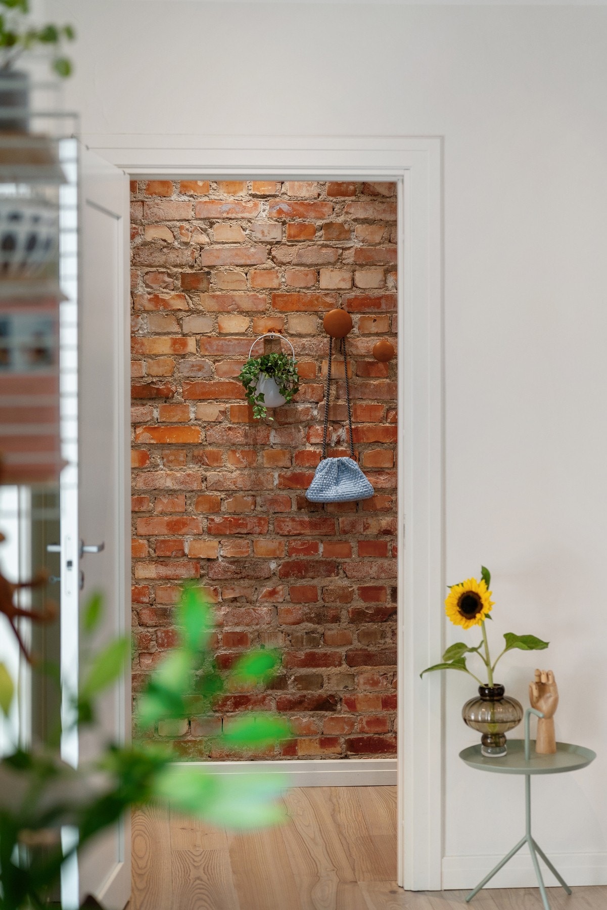 Boligen har en god kombinasjon av bevarte klassiske detaljer og stilrene materialer. Galleribilde