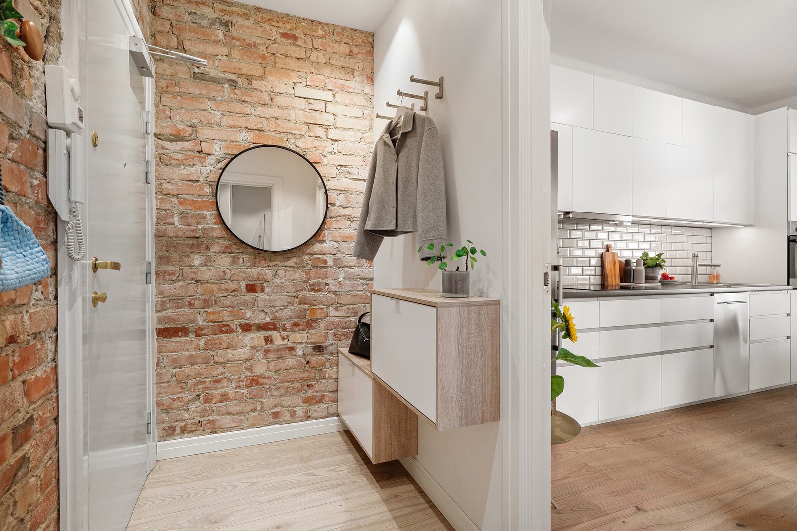 Innbydende entré med teglsteinsvegger og downlights i himling. Galleribilde