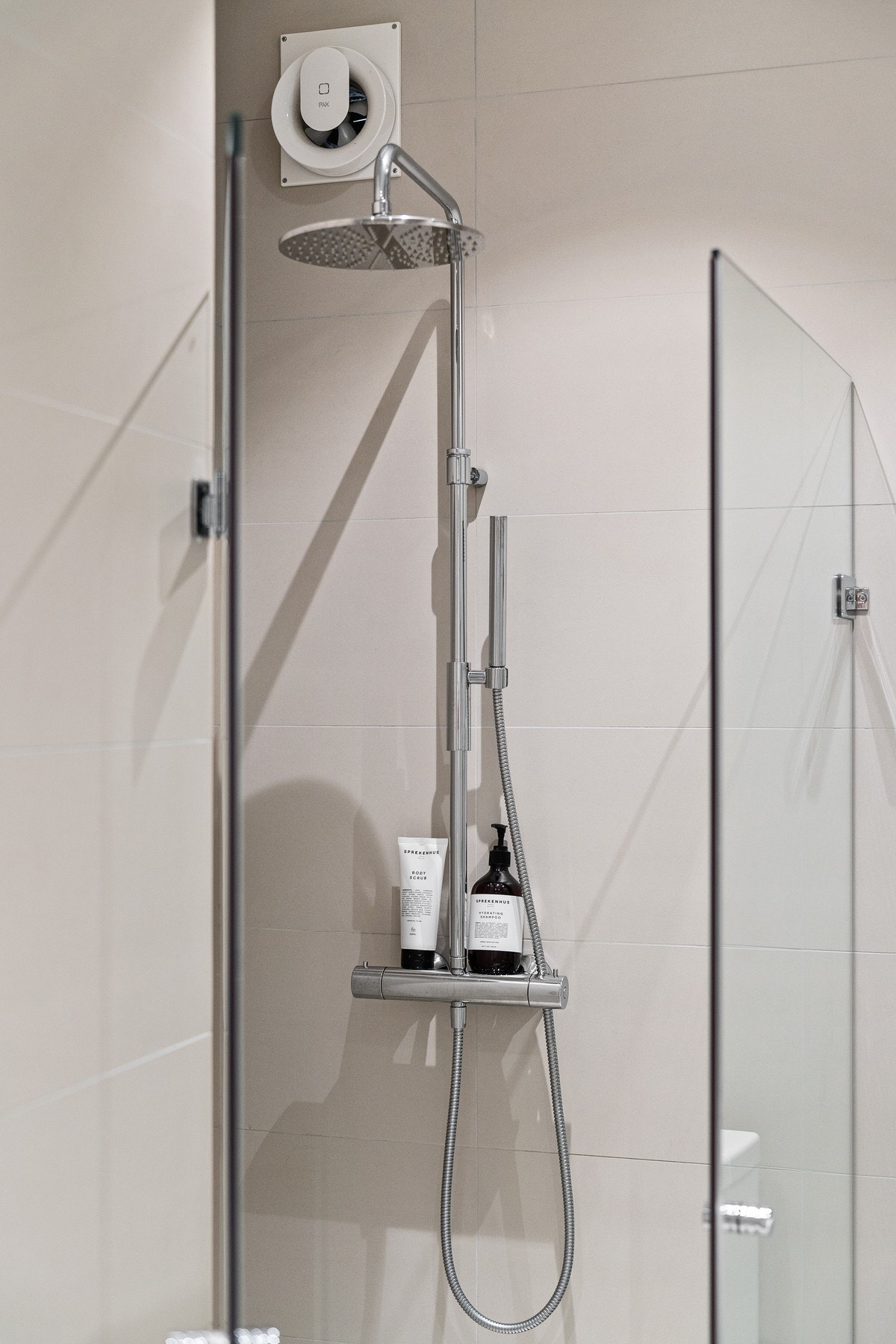 Stilren dusjgarnityr med regnfallsdusj og hånddusj. Innfellbare dusjvegger for plassbesparelse. Galleribilde