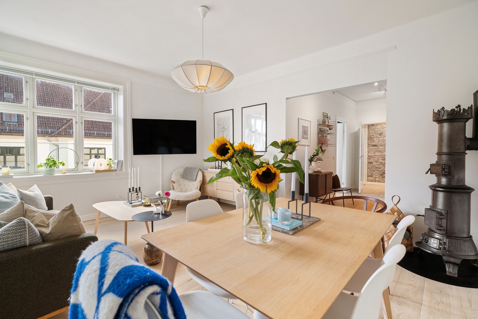 Leiligheten har en god standard med blant annet gjennomgående bruk av lekker énstavs gulv med gulvvarme i alle rom. Galleribilde