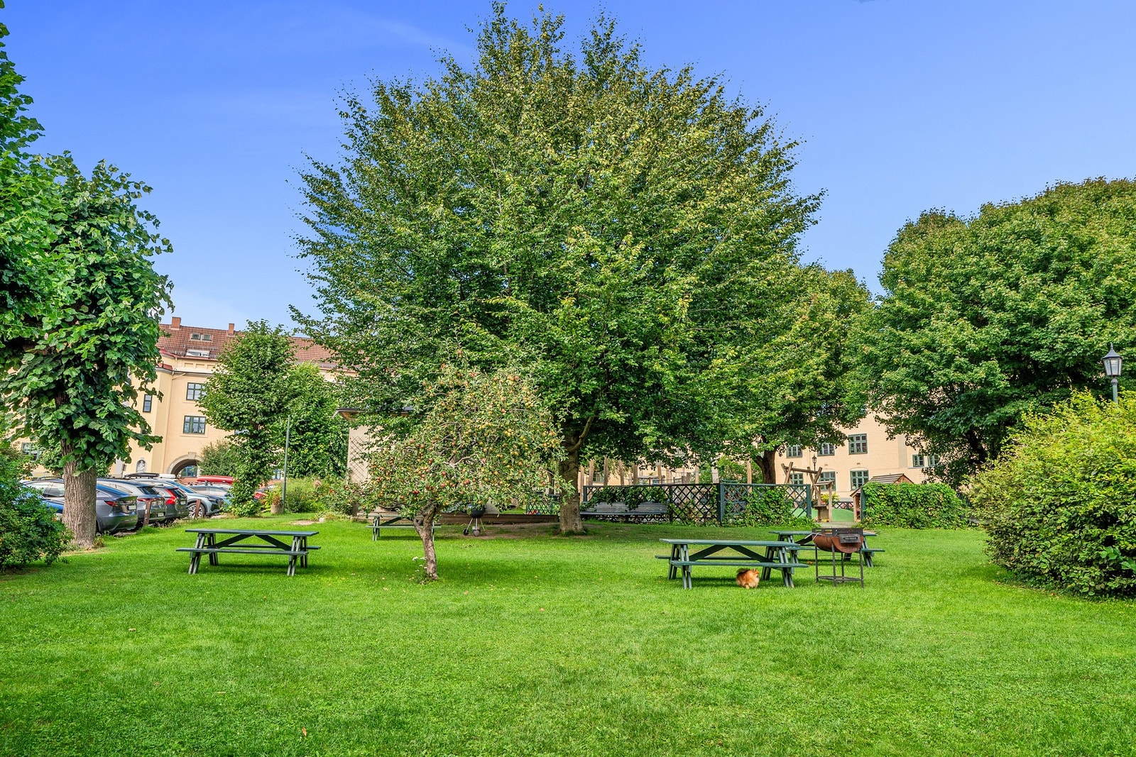 Borettslaget har også felles parkering med plasser som fordeles etter venteliste. Galleribilde