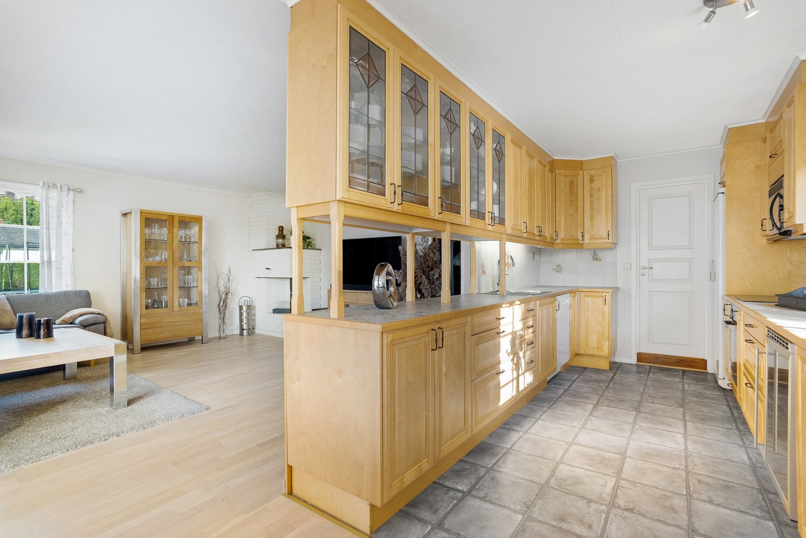 Kjøkkenet ligger i tilknytning til spisestuen Galleribilde