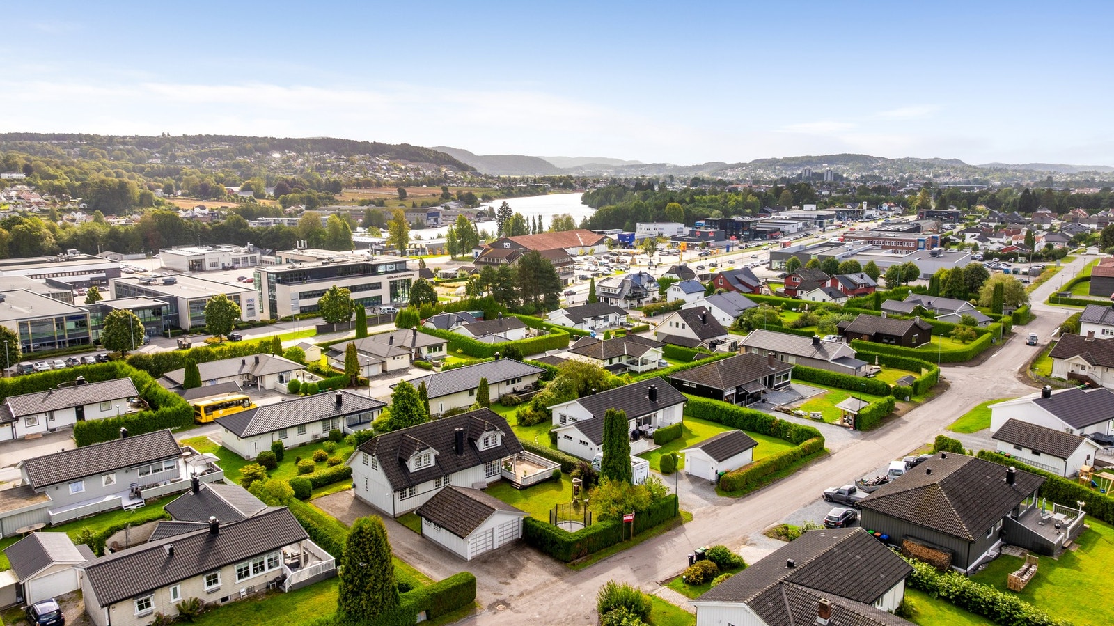 En innholdsrik familiebolig med gode solforhold og skjermet uteområde Galleribilde