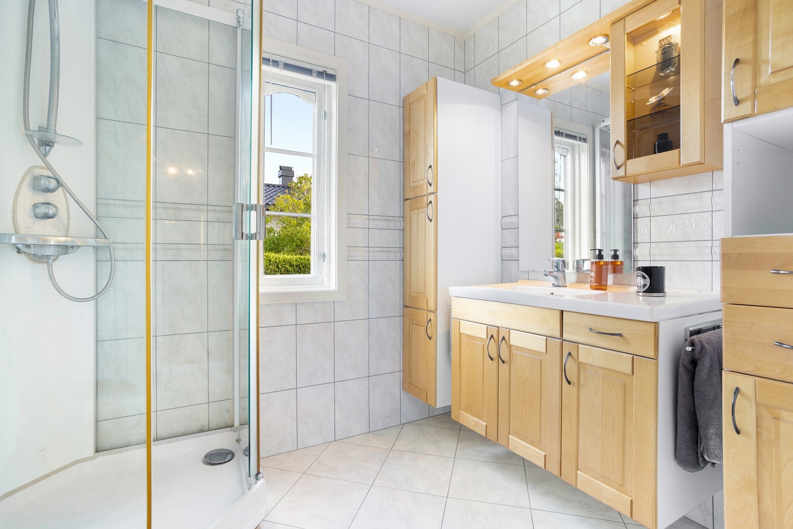 Boligen har to bad - et i hovedetasjen og et i 2. etasje Galleribilde