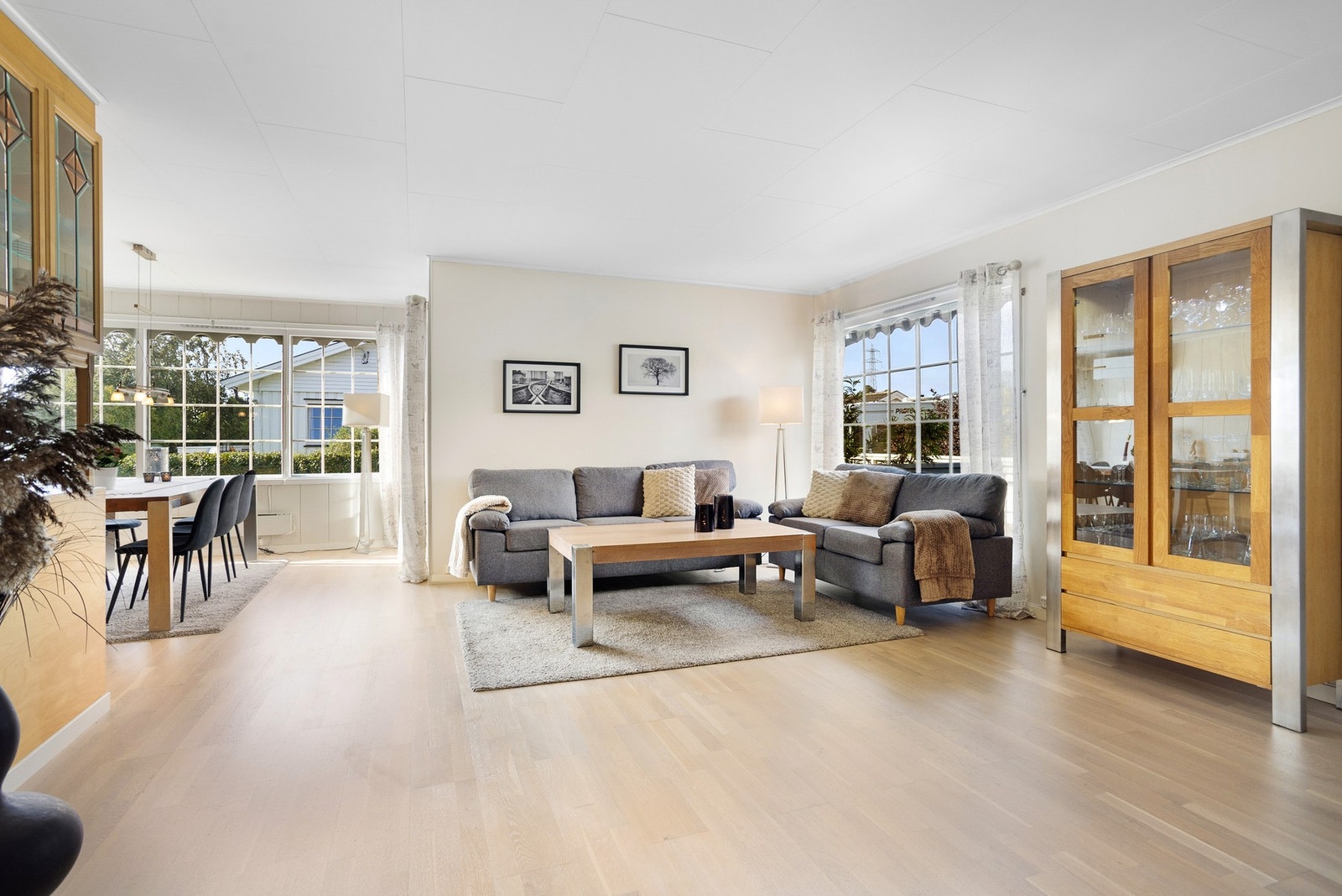 Boligen inneholder bla 4 gode soverom, 2 bad og har parkering i romslig dobbelgarasje Galleribilde