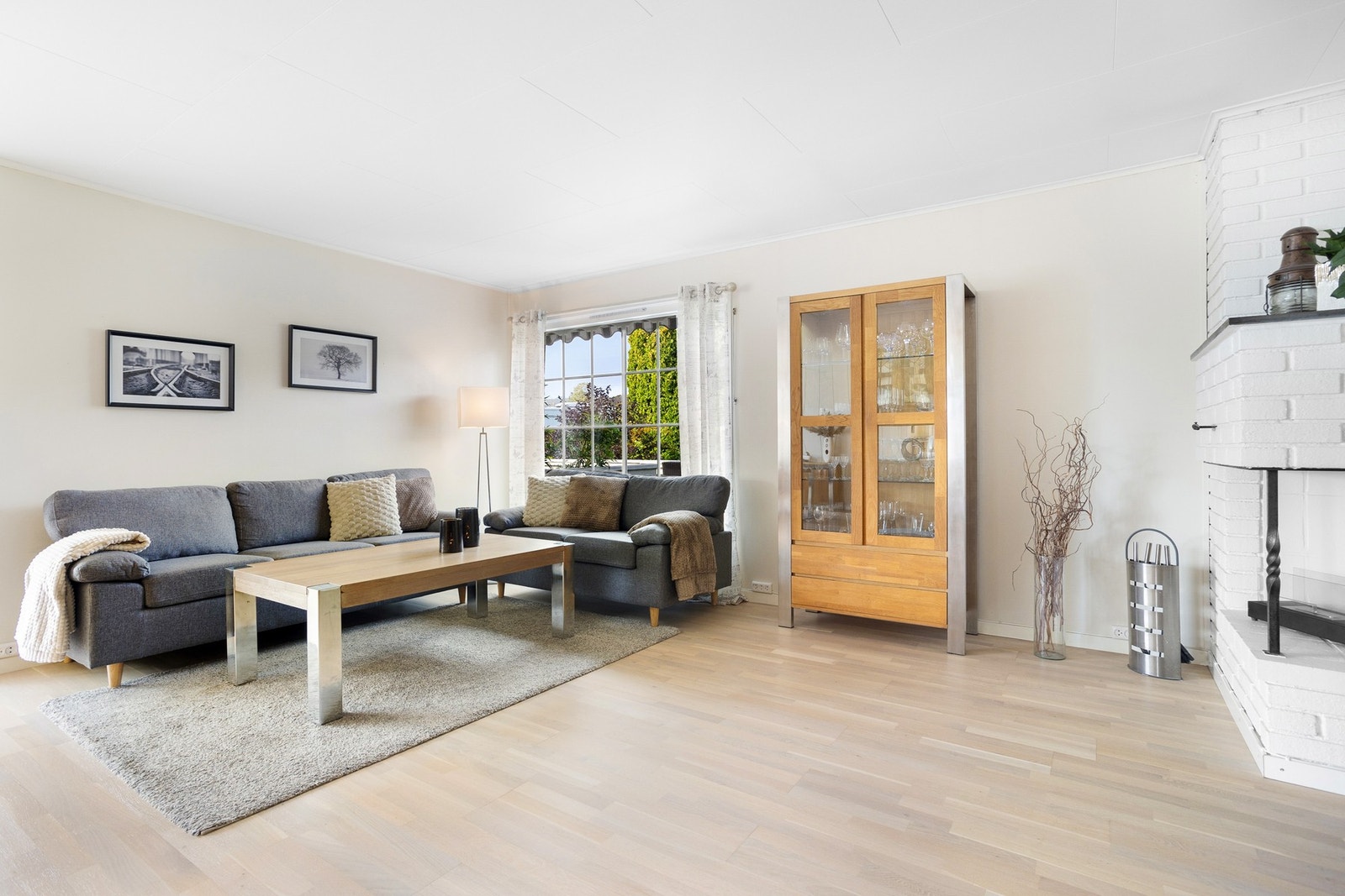 Boligen har en romslig stue, med store vindusflater som gir rikelig med naturlig sollys til rommet. Galleribilde