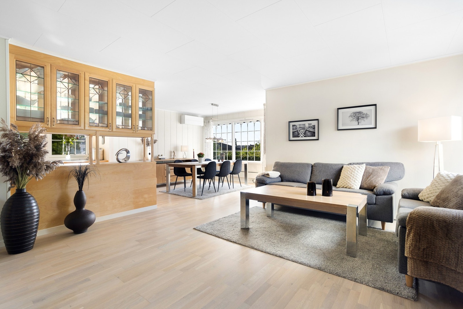 Fra stuen har man utgang til solrik terrasse og hage Galleribilde