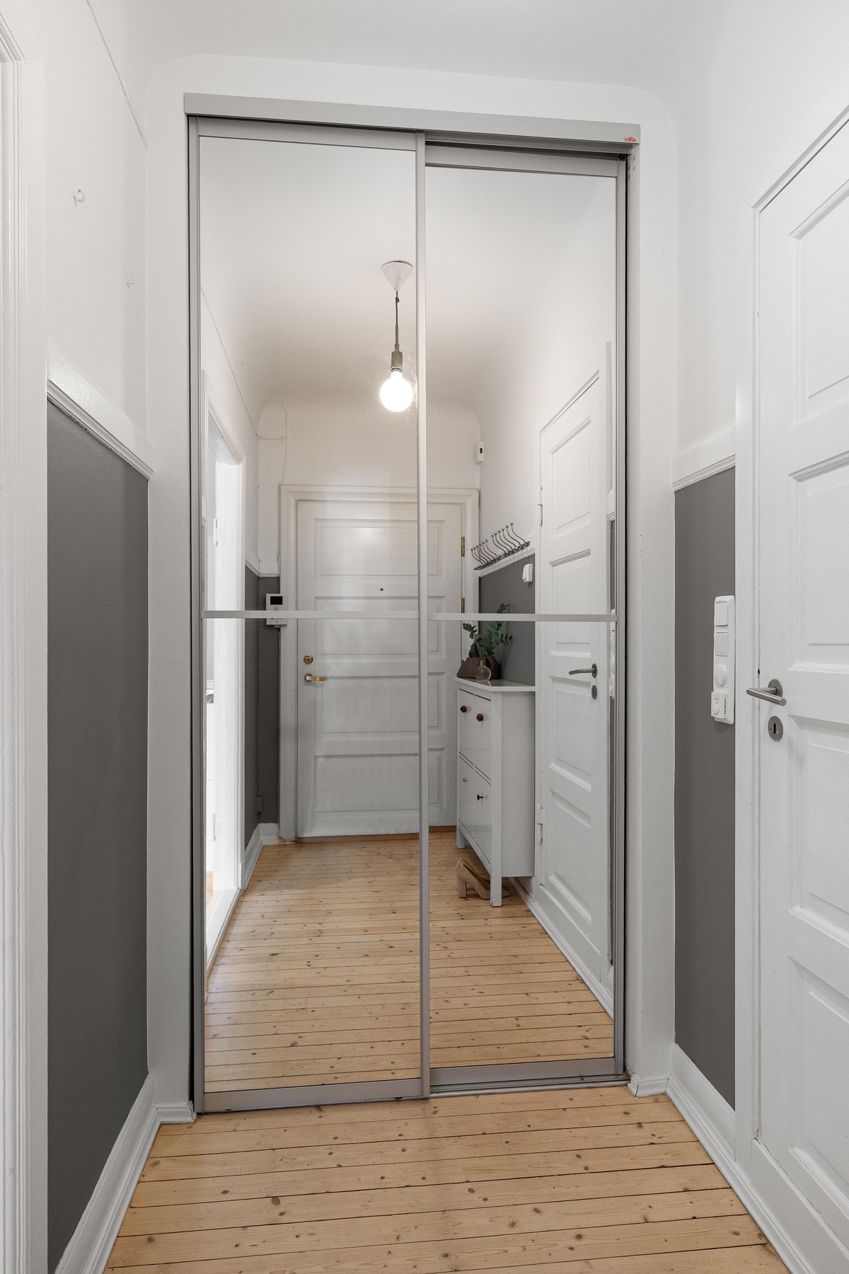 I entréen er det et innebygget garderobeskap til oppbevaring av yttertøy. Her er det også opplegg for vaskemaskin. Galleribilde