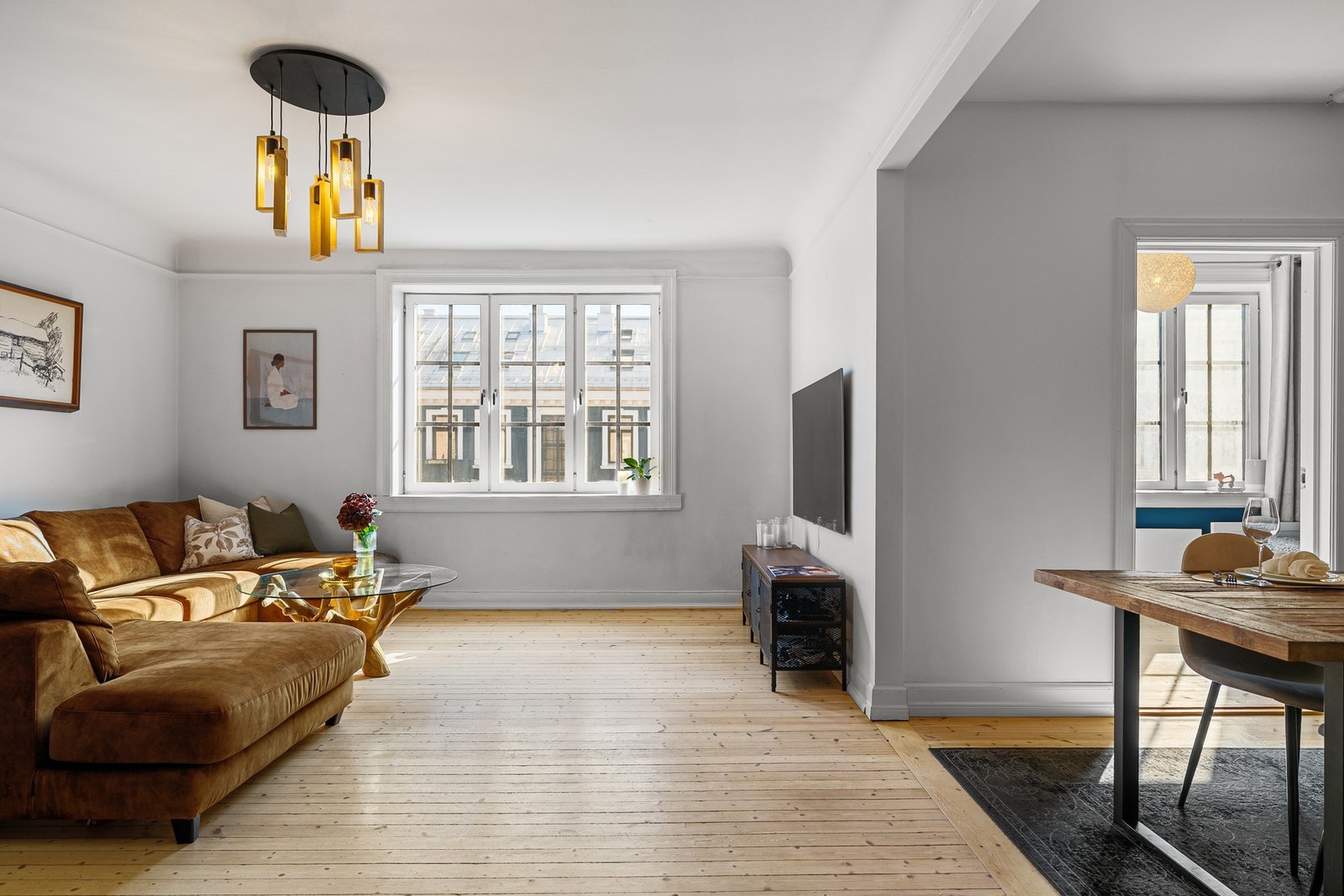 De store vindusflatene gir godt med naturlig lys til rommet. Galleribilde