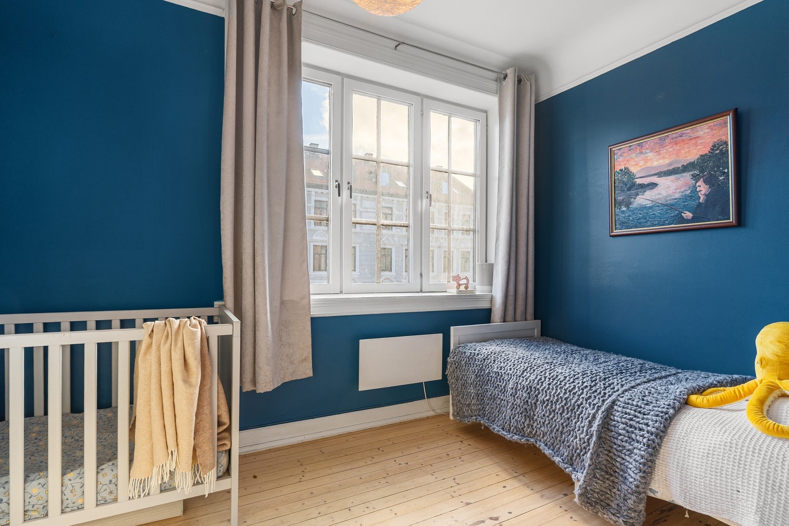 Soverom 2 er romslig og innbydende med god plass til seng og møblement. Galleribilde