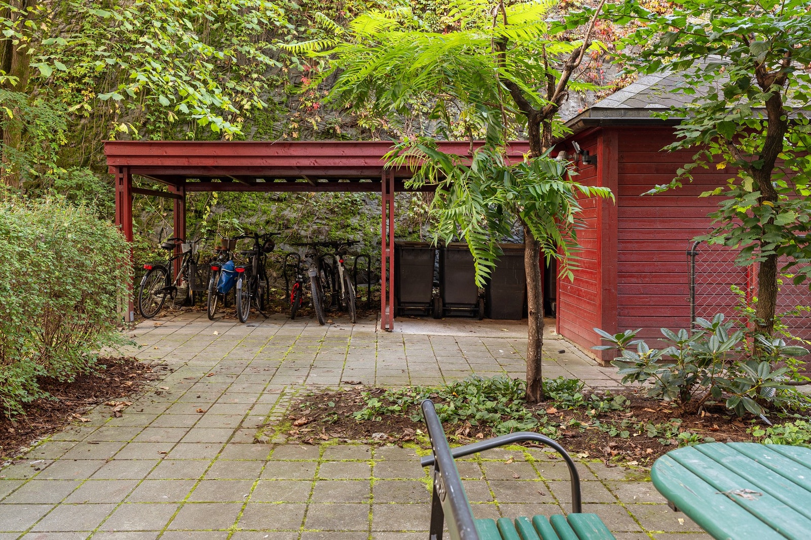 Bakgården har sykkelparkering. Galleribilde