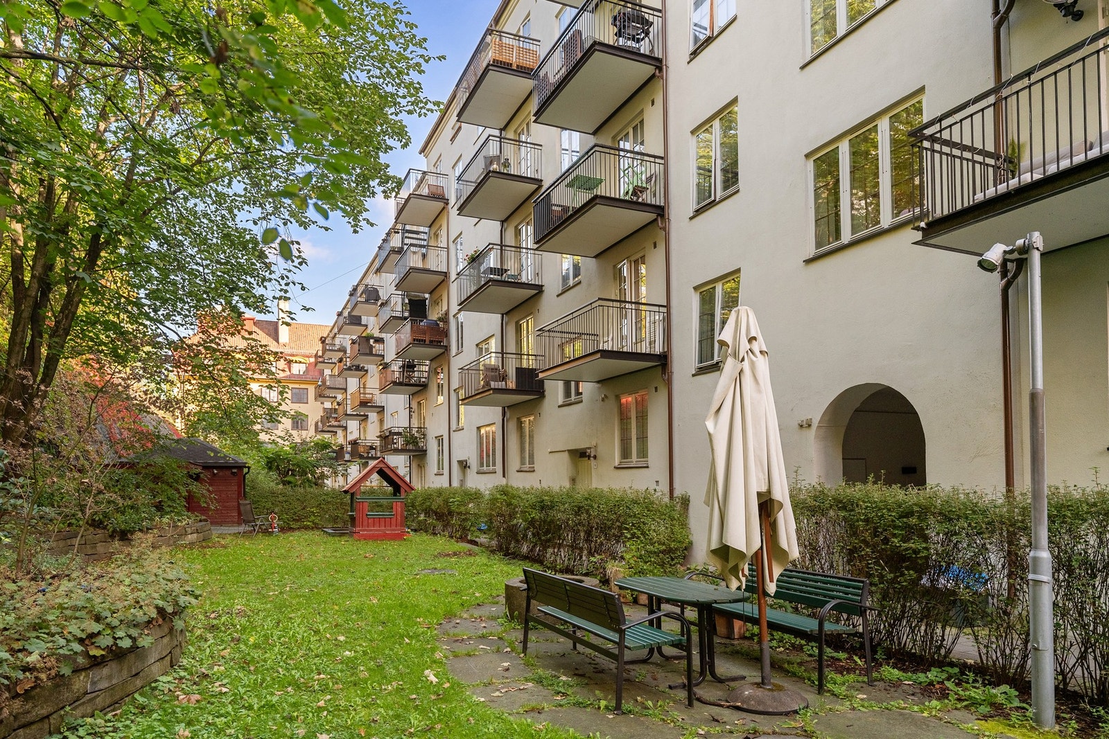 I den hyggelige bakgården finner du sittebenker som innbyr til avslapning, solrike dager og hyggelige stunder med naboer. Galleribilde
