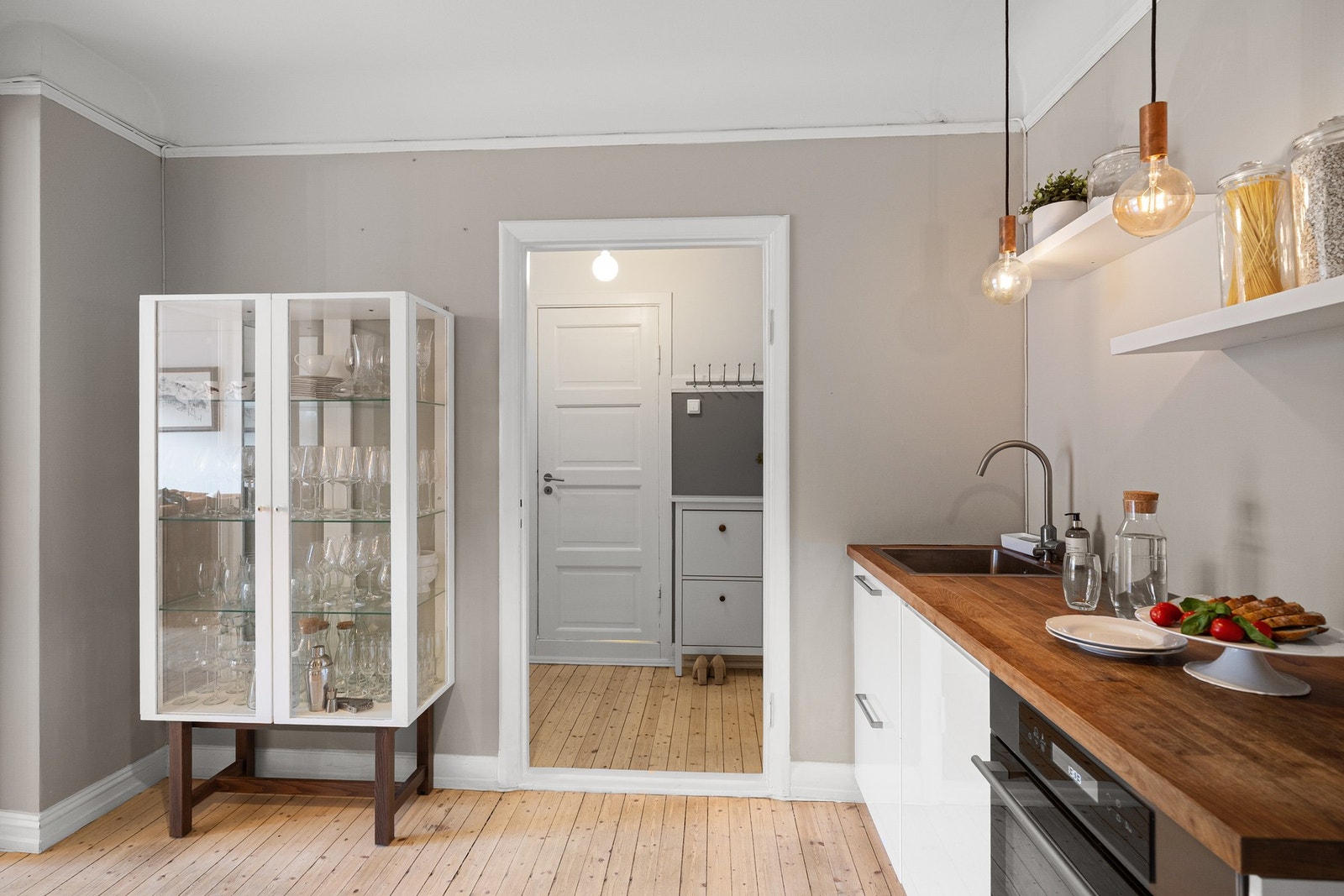 Kjøkkenet har plass til et koselig frokostbord eller et stilfullt vitrineskap. Galleribilde