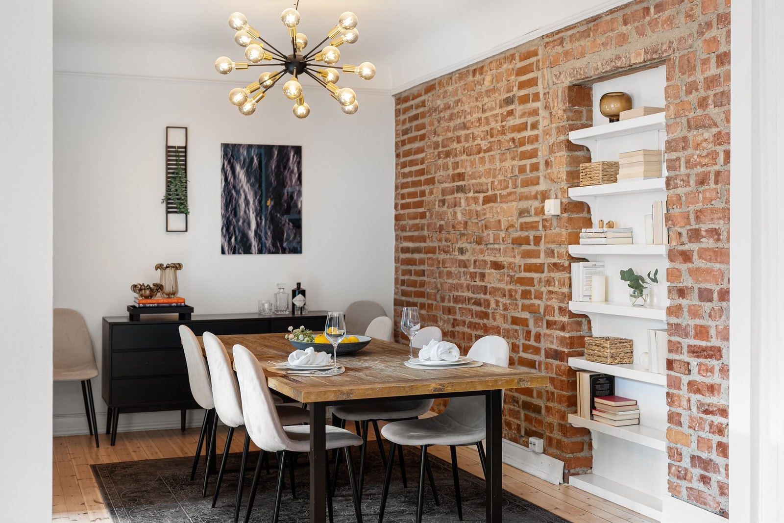 Spisestuen skaper et samlingspunkt for både hverdagsmiddager og festlige anledninger. Galleribilde
