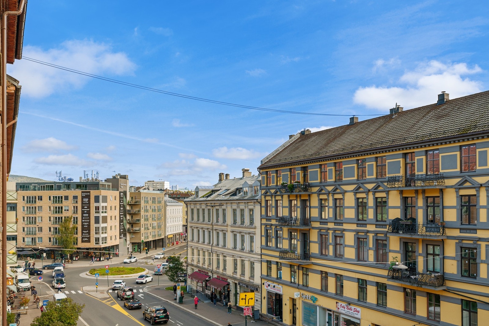 Utsyn fra stuevinduet. Leiligheten ligger høyt og fritt i byggets 4. etg. Galleribilde