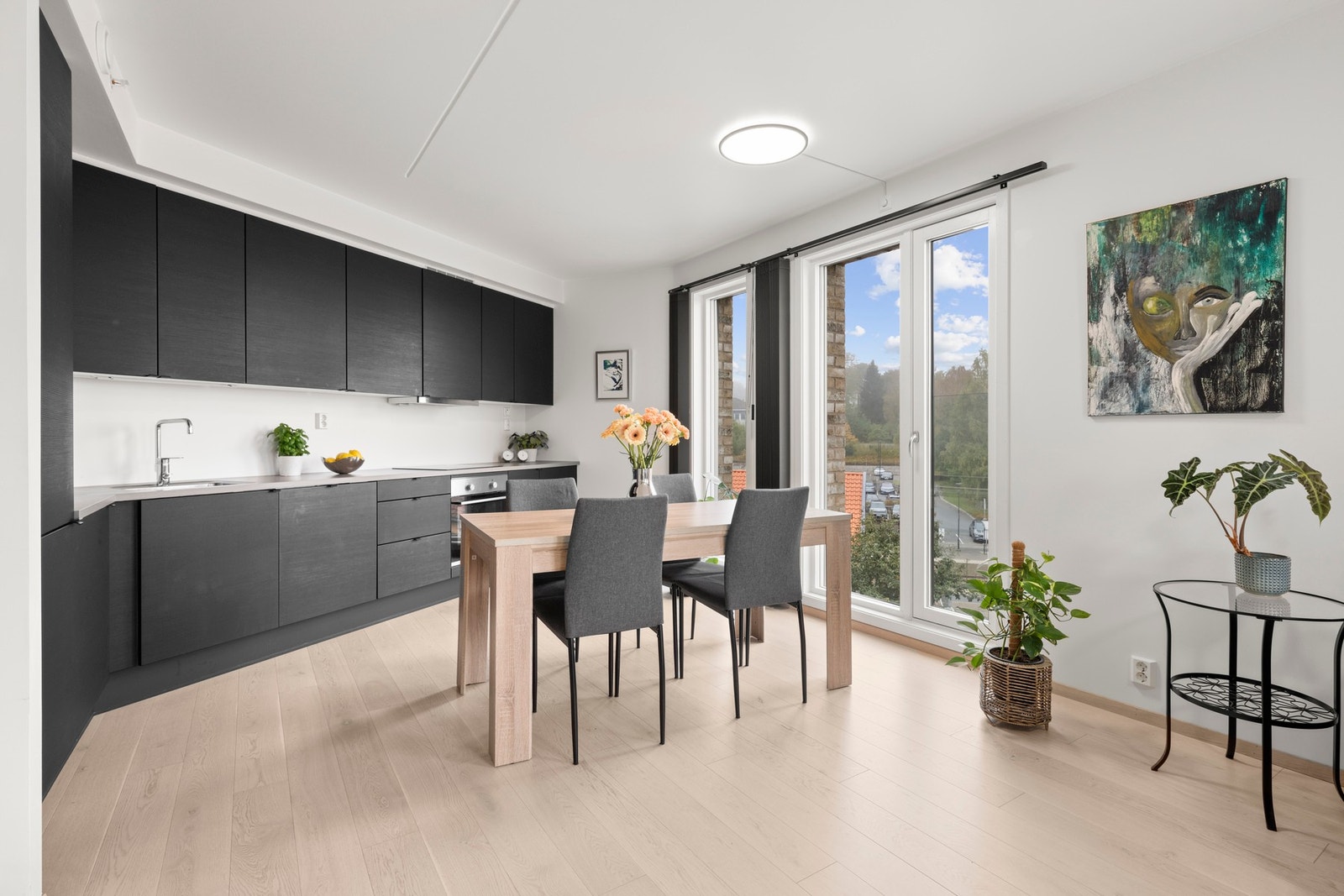 Stue og kjøkken ligger i åpen løsning. Galleribilde