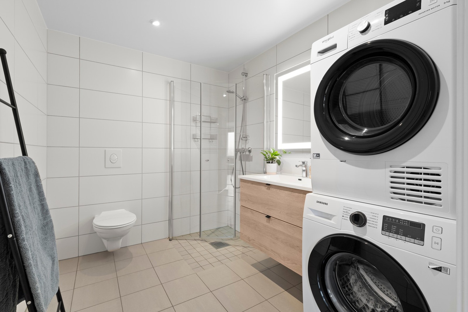 Bad/vaskerom ligger praktisk til i tilknytning til entreen. Galleribilde