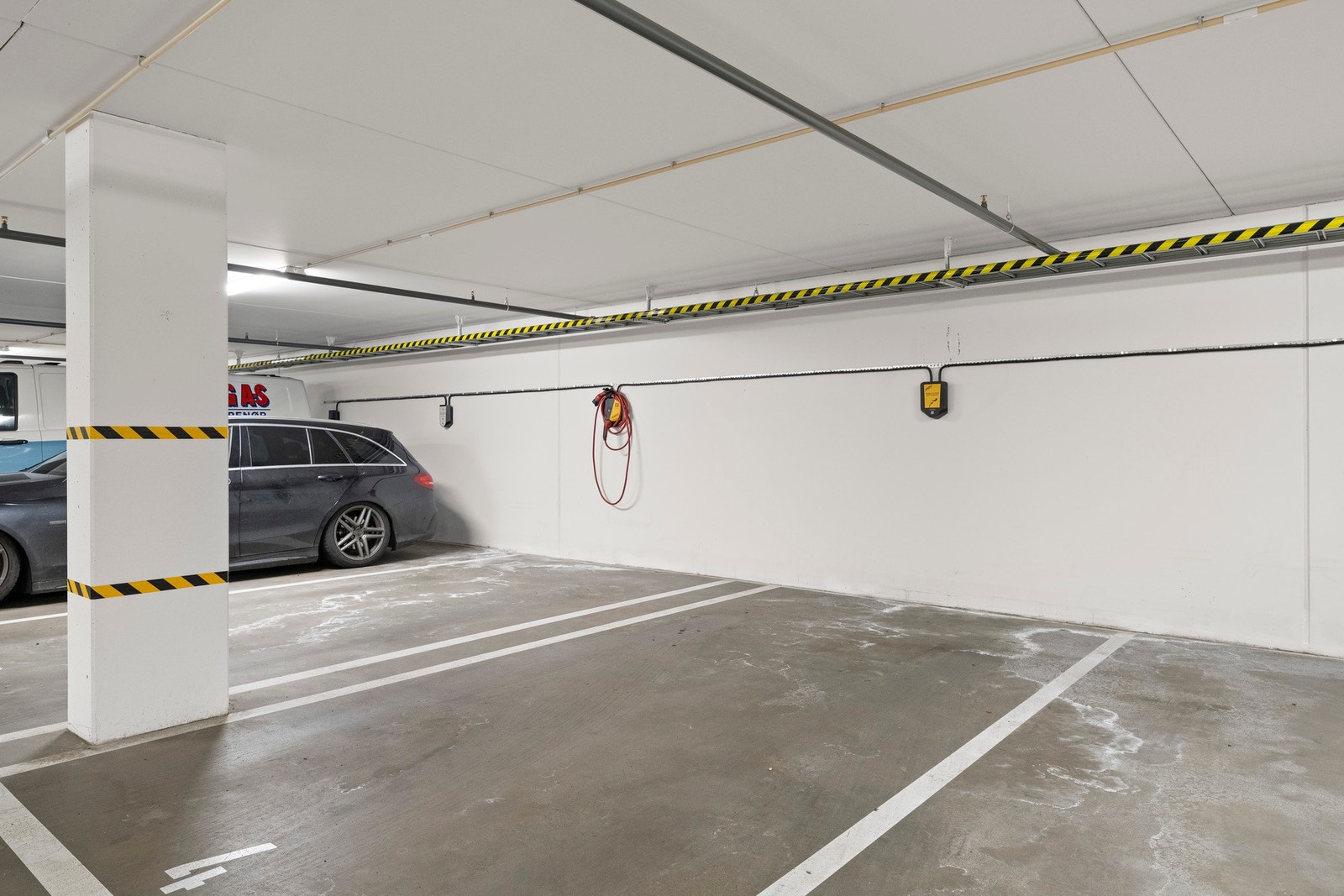 Garasjeplass med EL-bil lader. Galleribilde