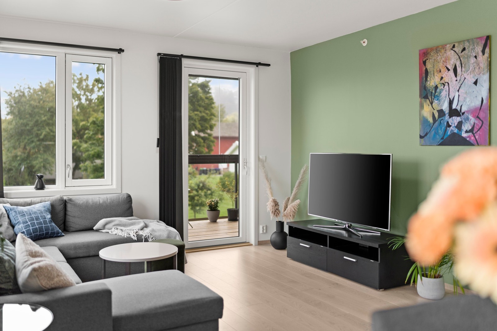 Fra stuen er det utgang til innglasset balkong. Galleribilde