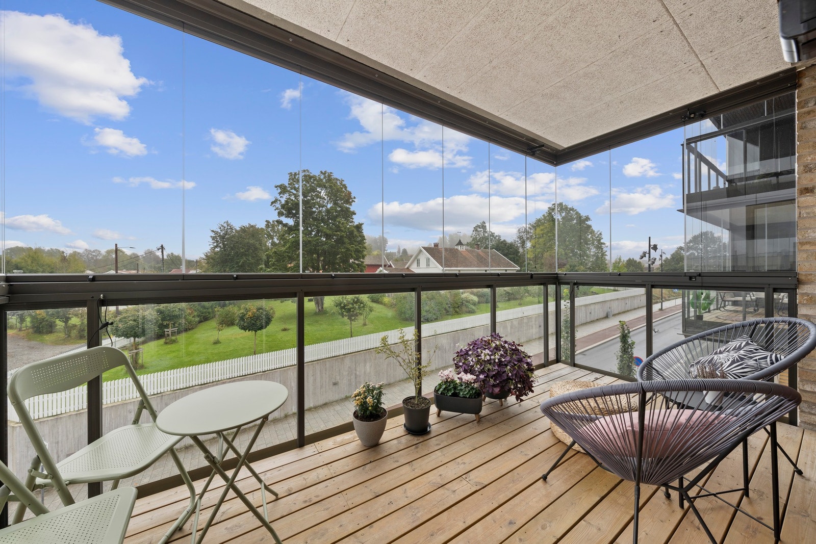 Balkongen ligger i 3 etasje og har flott utsyn over park og grøntområder. Galleribilde