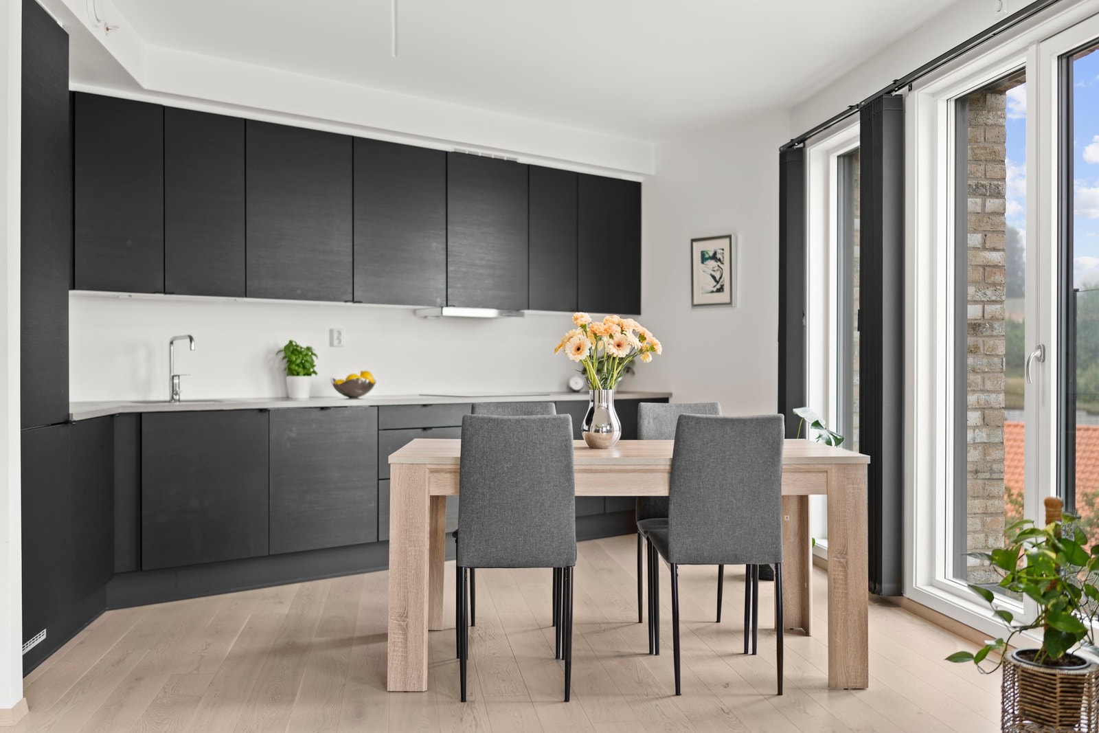 I overgangen mellom stue og kjøkken er det plass til spisebord. Galleribilde