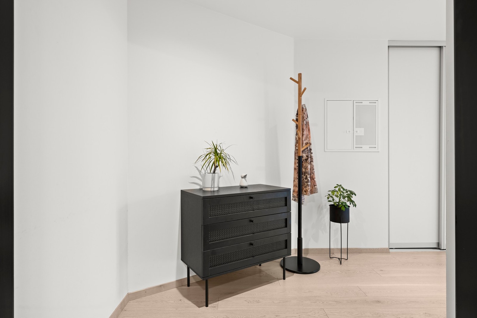 Entreen har ellers plass til skap, kommode eller lignende. Det er også bod i kjeller på 5 kvm. Galleribilde