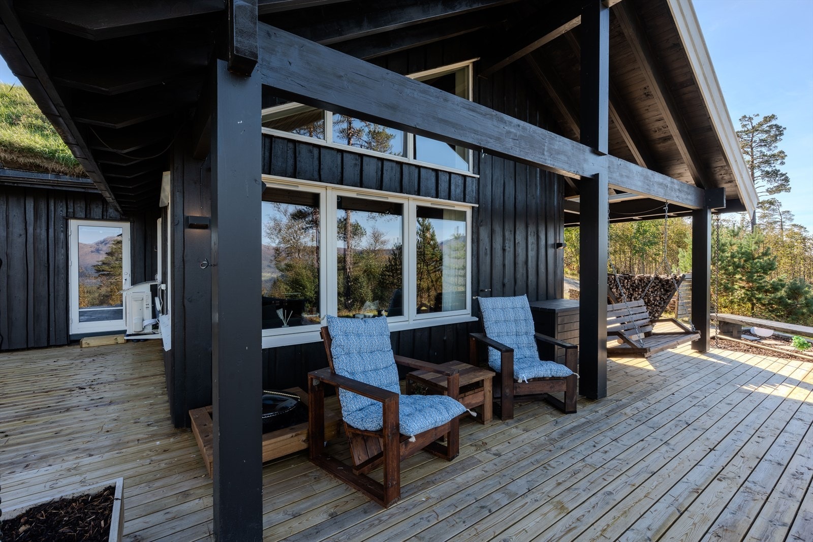 Romslig terrasse , mye overbygd Galleribilde