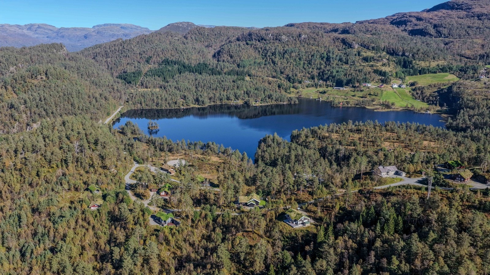 Oversikt - Maldalsvatnet med muligheter for fiske og bading sommertid og skøyting / ski på vinteren Galleribilde