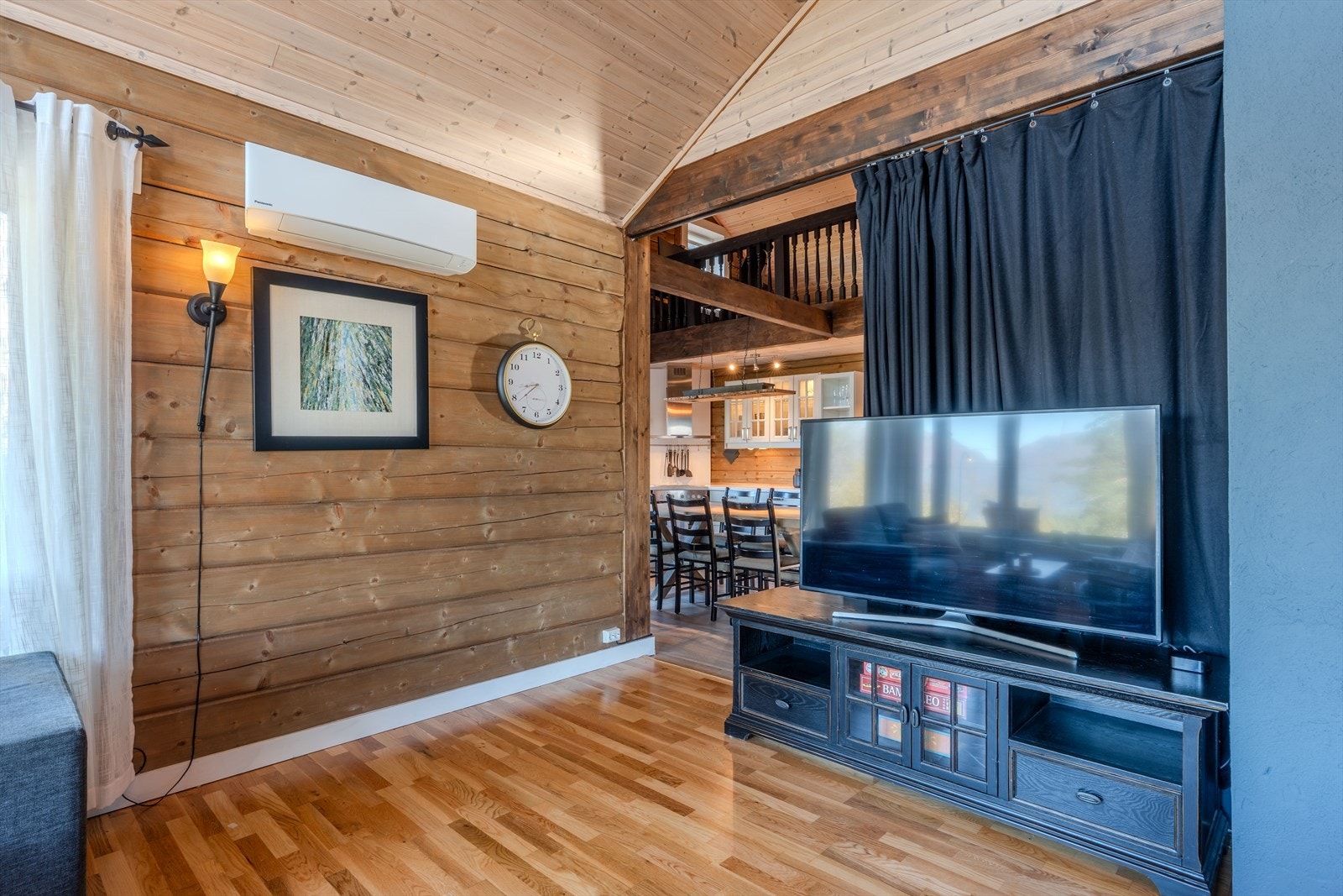 Stue. Gardin som kan skille stue og kjøkken/hems. Varmepumpe og vedovn for oppvarming Galleribilde