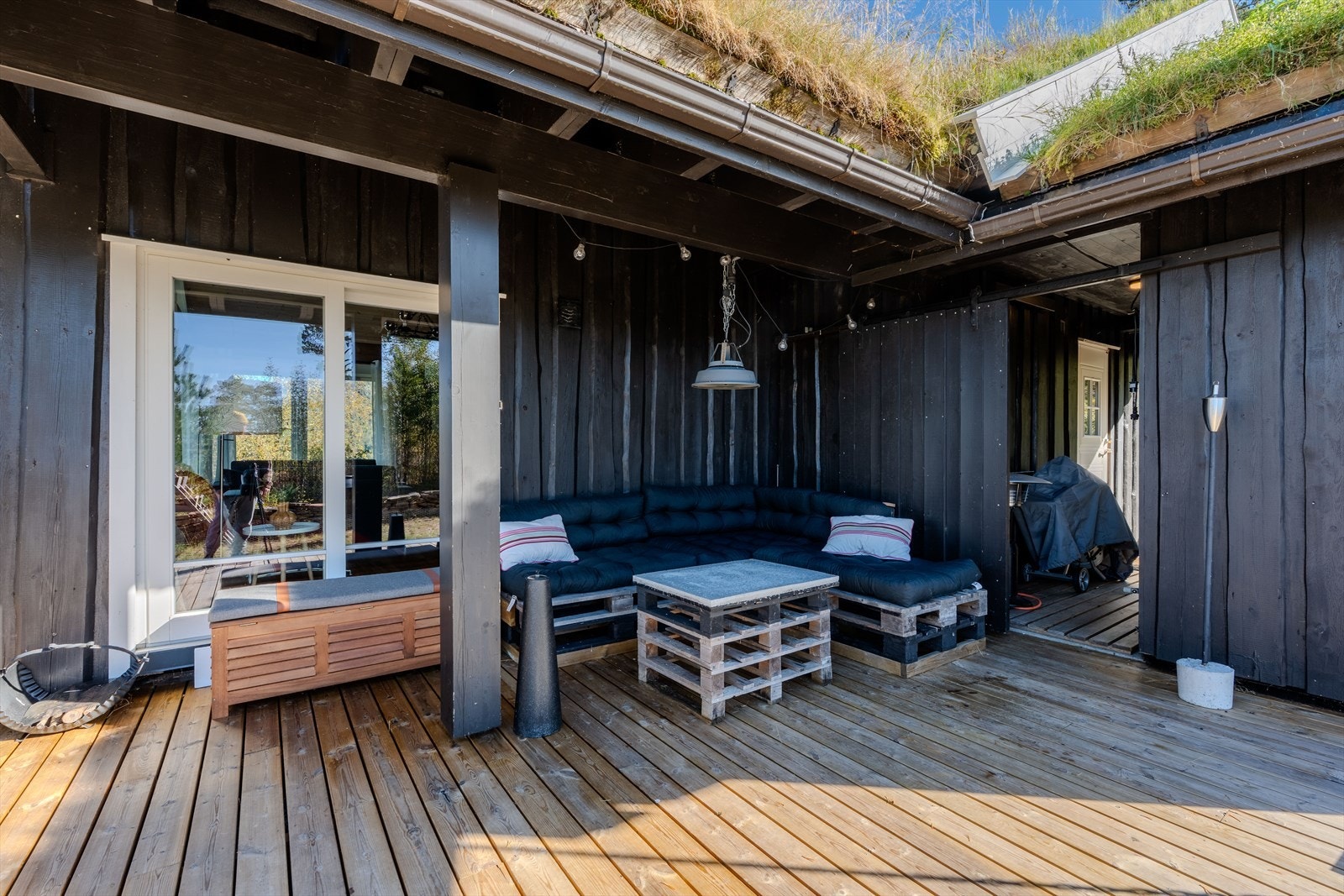 Sittegruppe i hjørnet, med skyvedør som kan lukke overbygd inngangsparti Galleribilde